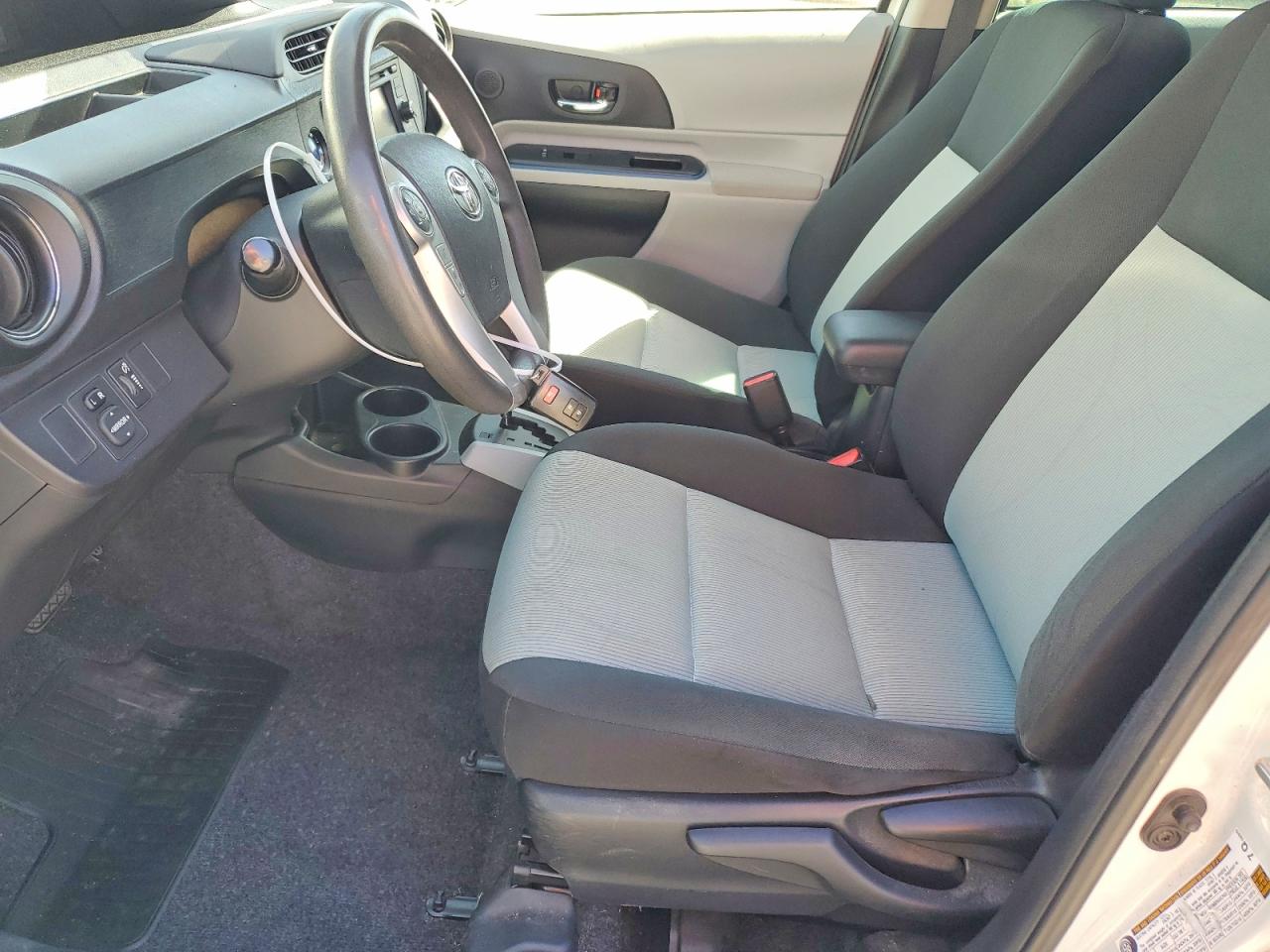 2013 Toyota Prius C Three White vin: JTDKDTB38D1052160