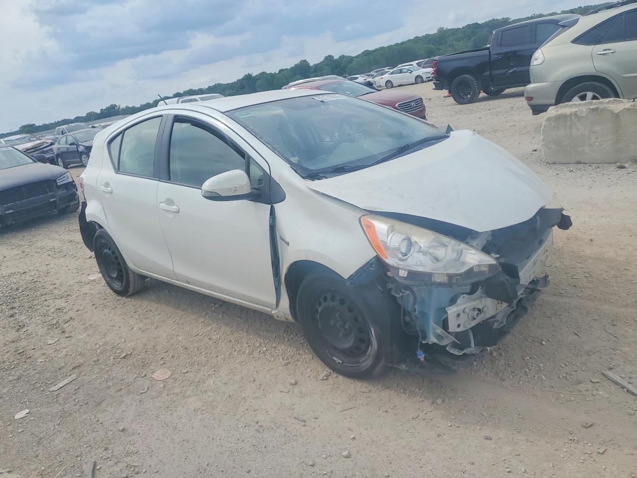 2014 Toyota Prius C Two Белый vin: JTDKDTB39E1565743