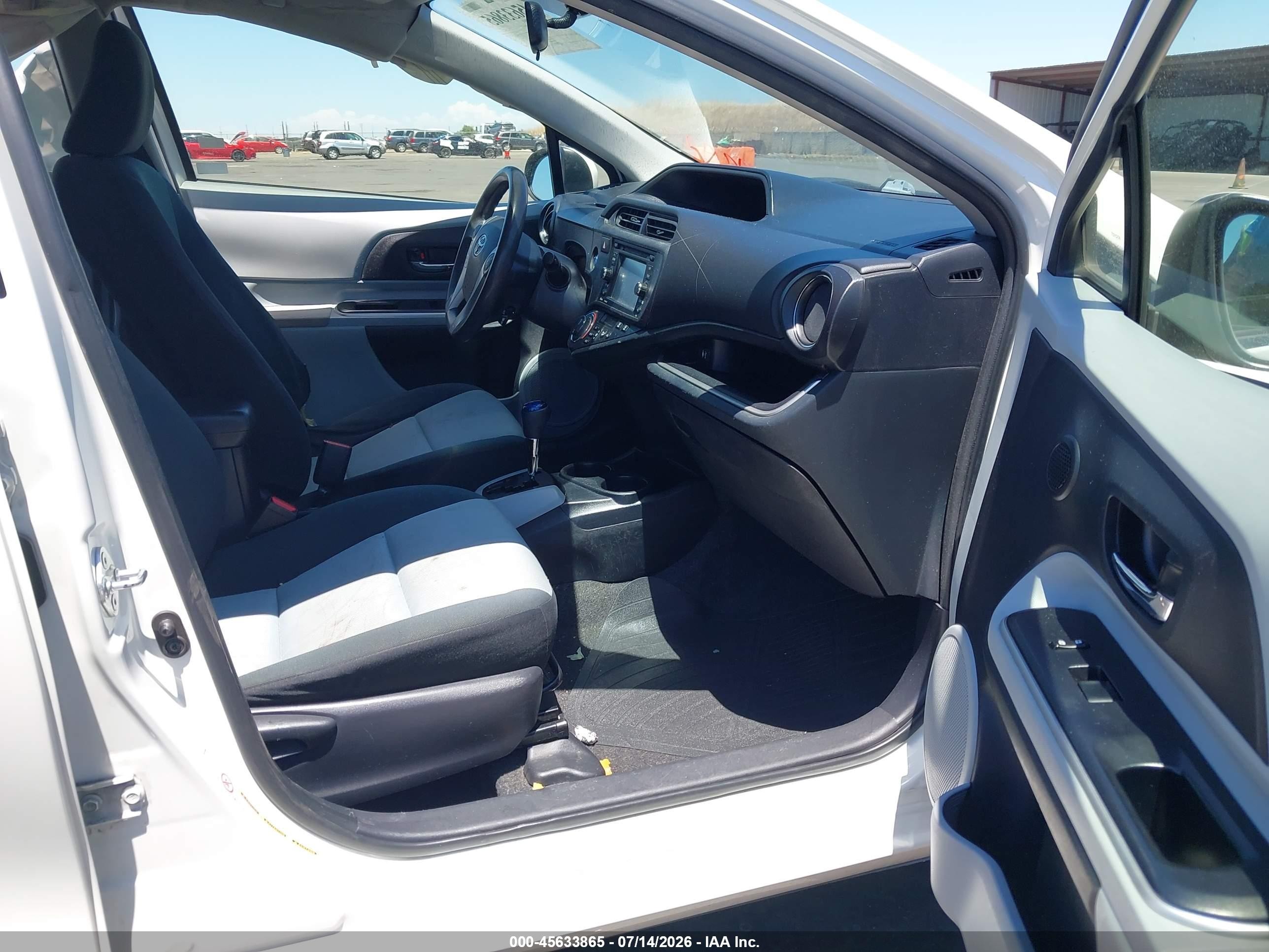 2014 Toyota Prius C Three White vin: JTDKDTB3XE1565749