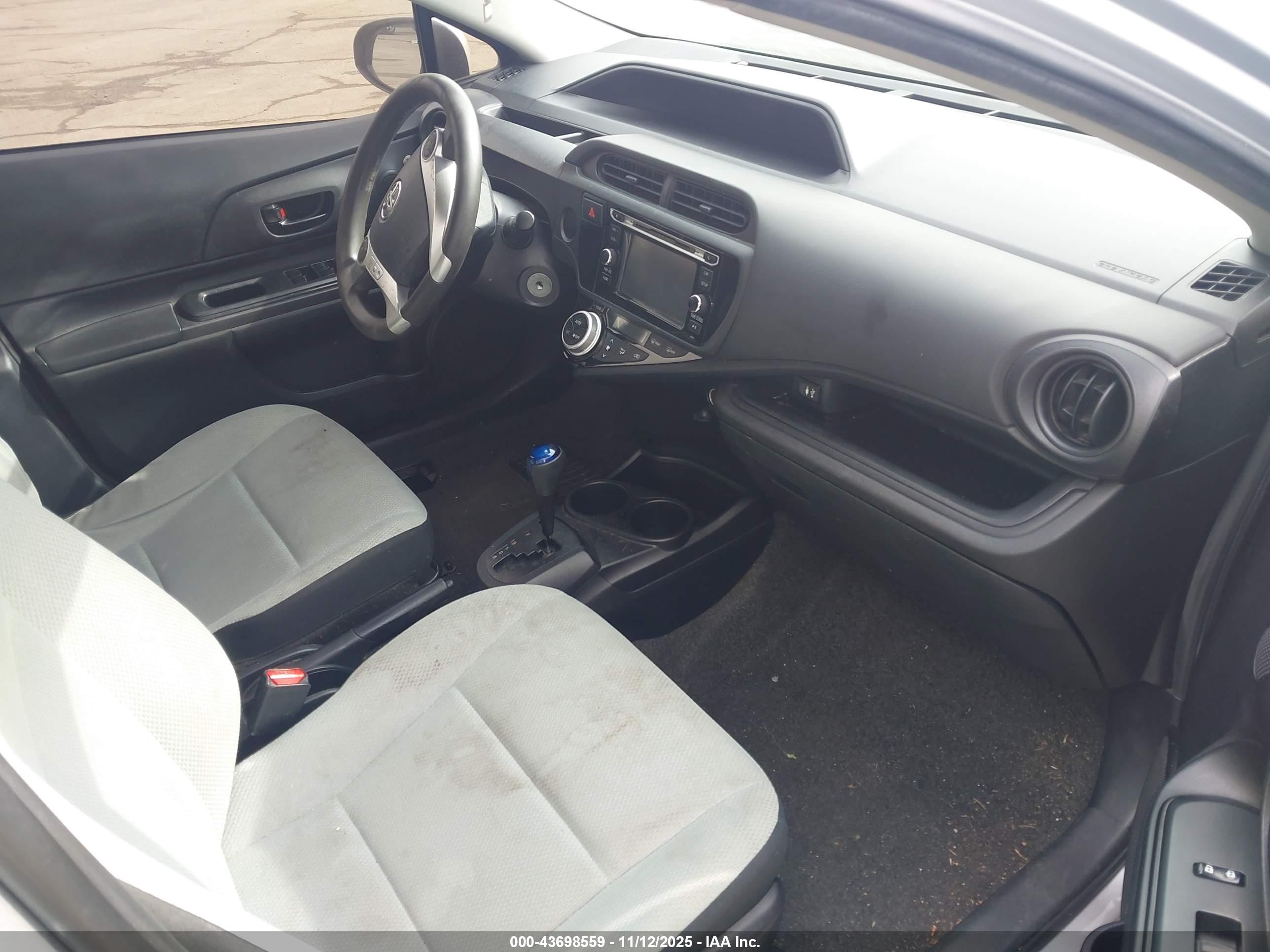 2015 Toyota Prius C One Серебряный vin: JTDKDTB3XF1587073