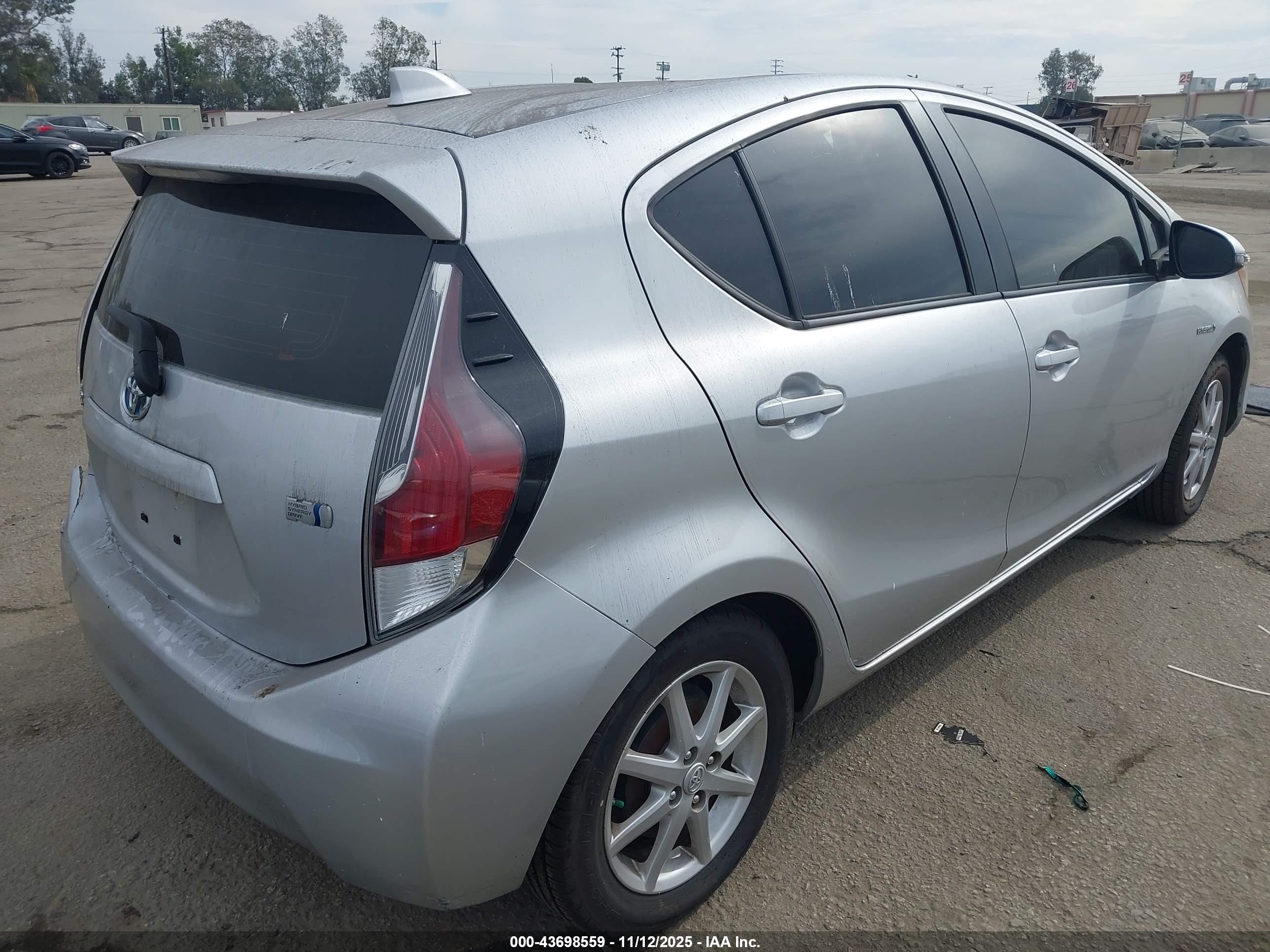 2015 Toyota Prius C One Серебряный vin: JTDKDTB3XF1587073
