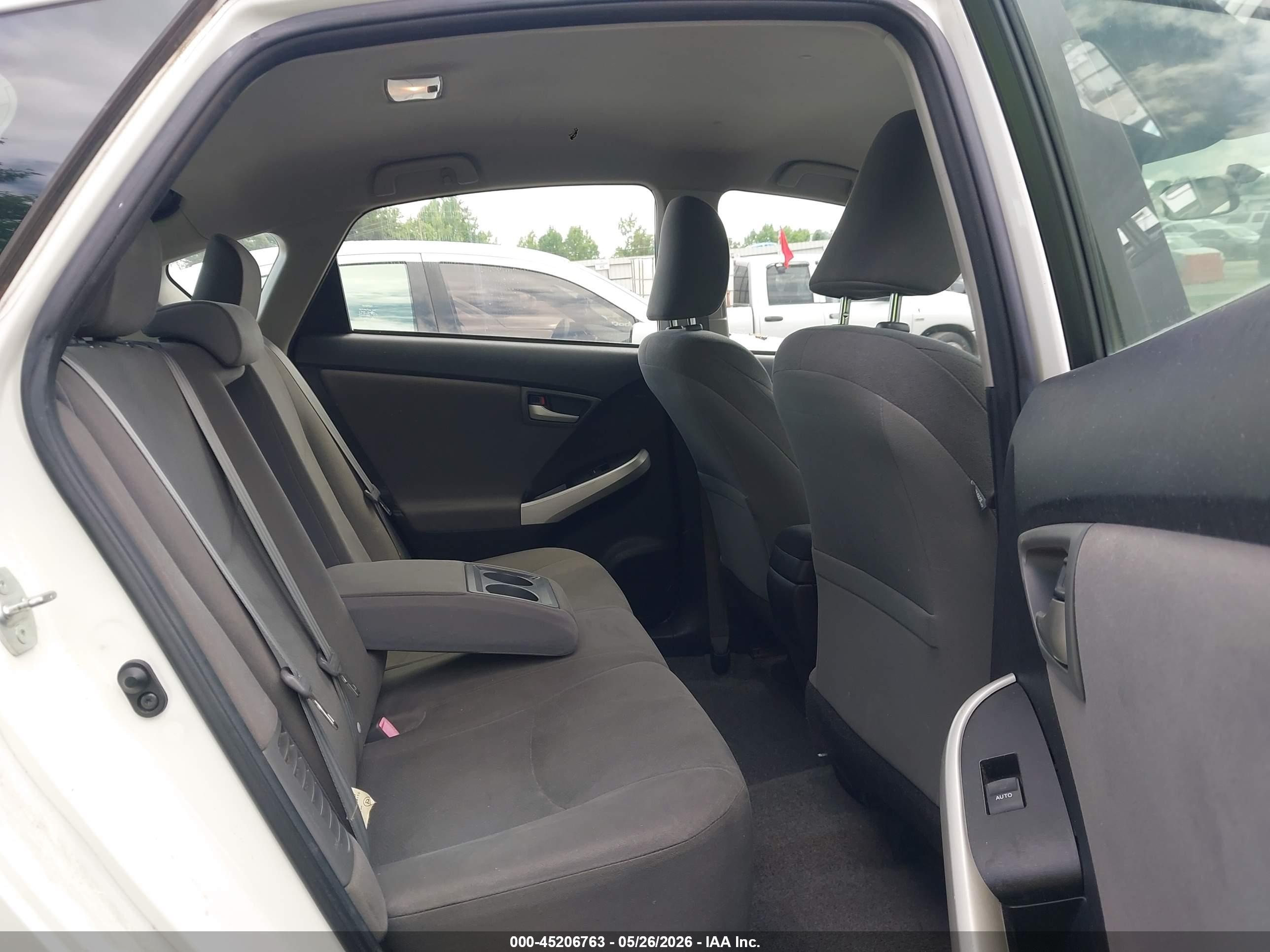 2014 Toyota Prius Plug-in   White vin: JTDKN3DP0E3051040