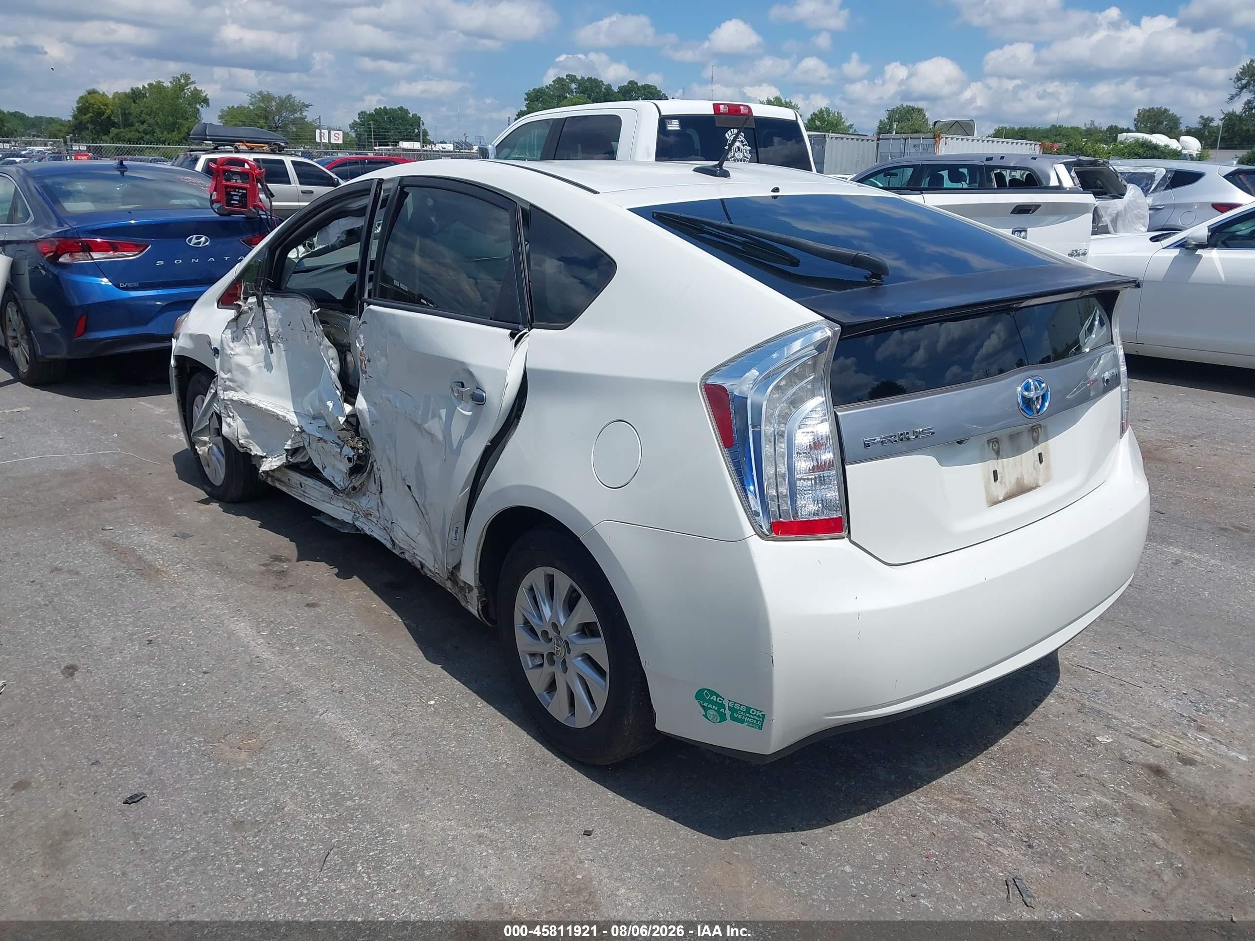 2015 Toyota Prius Plug-in   White vin: JTDKN3DP0F3067885