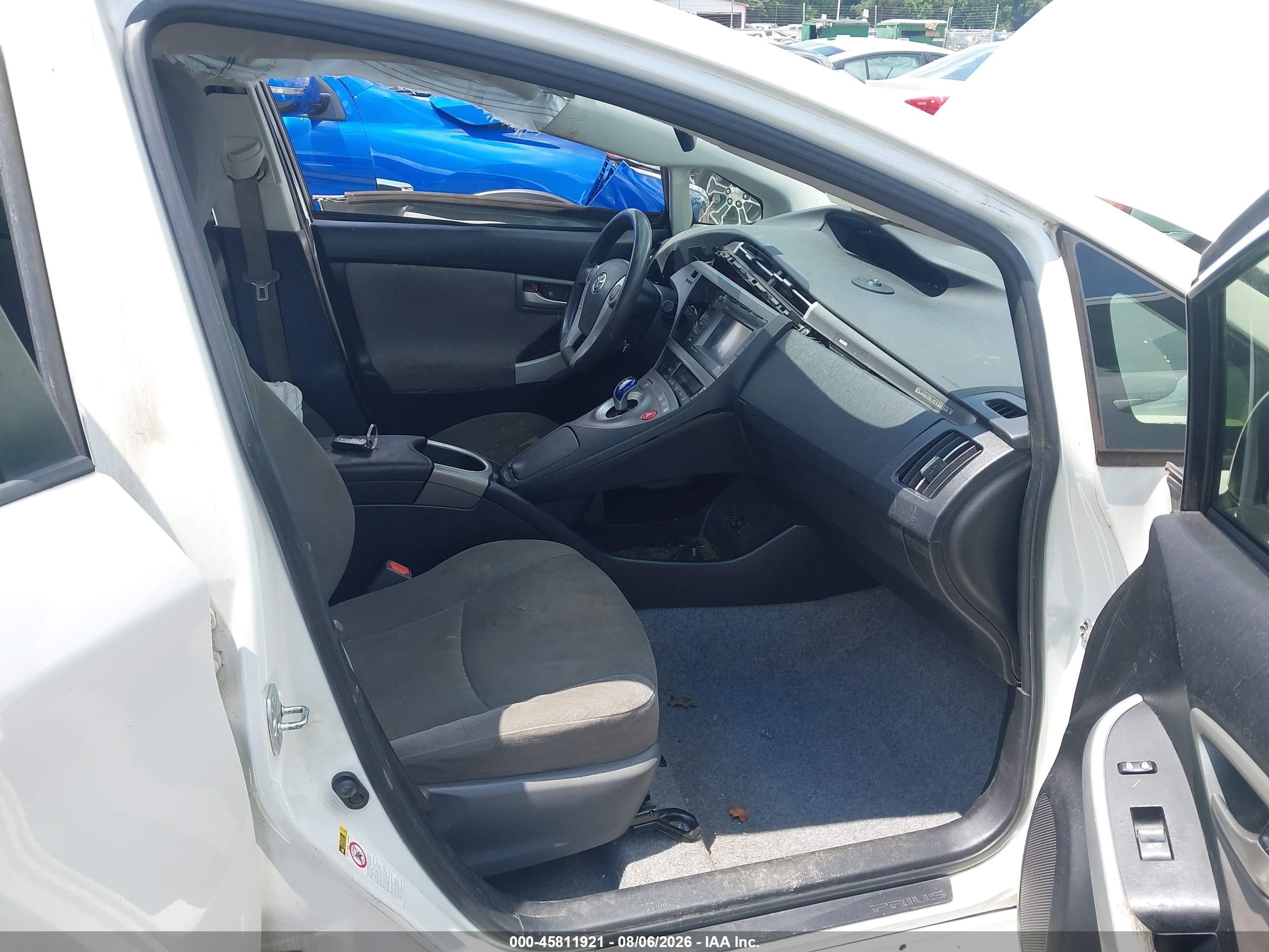 2015 Toyota Prius Plug-in   White vin: JTDKN3DP0F3067885