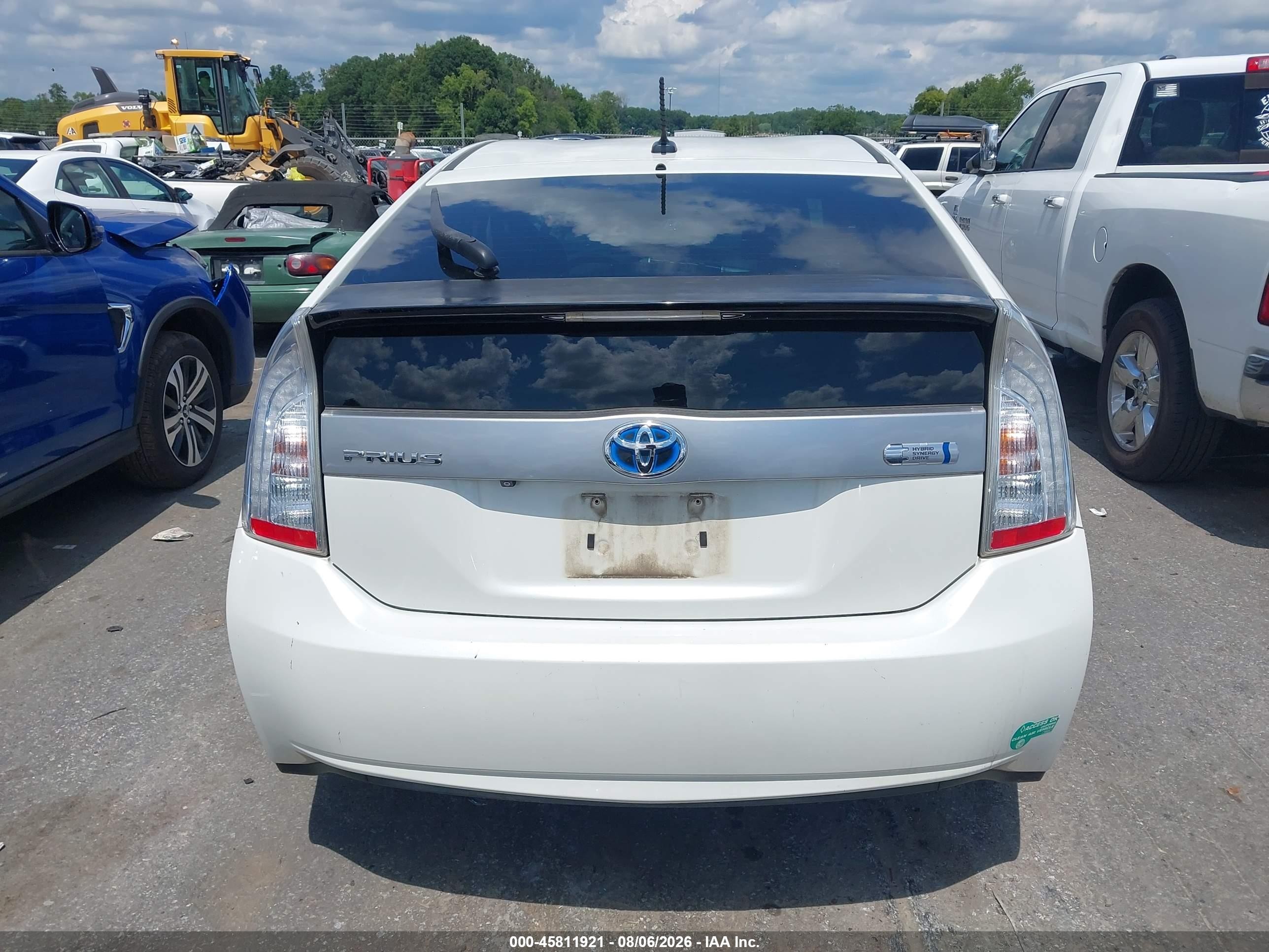 2015 Toyota Prius Plug-in   White vin: JTDKN3DP0F3067885
