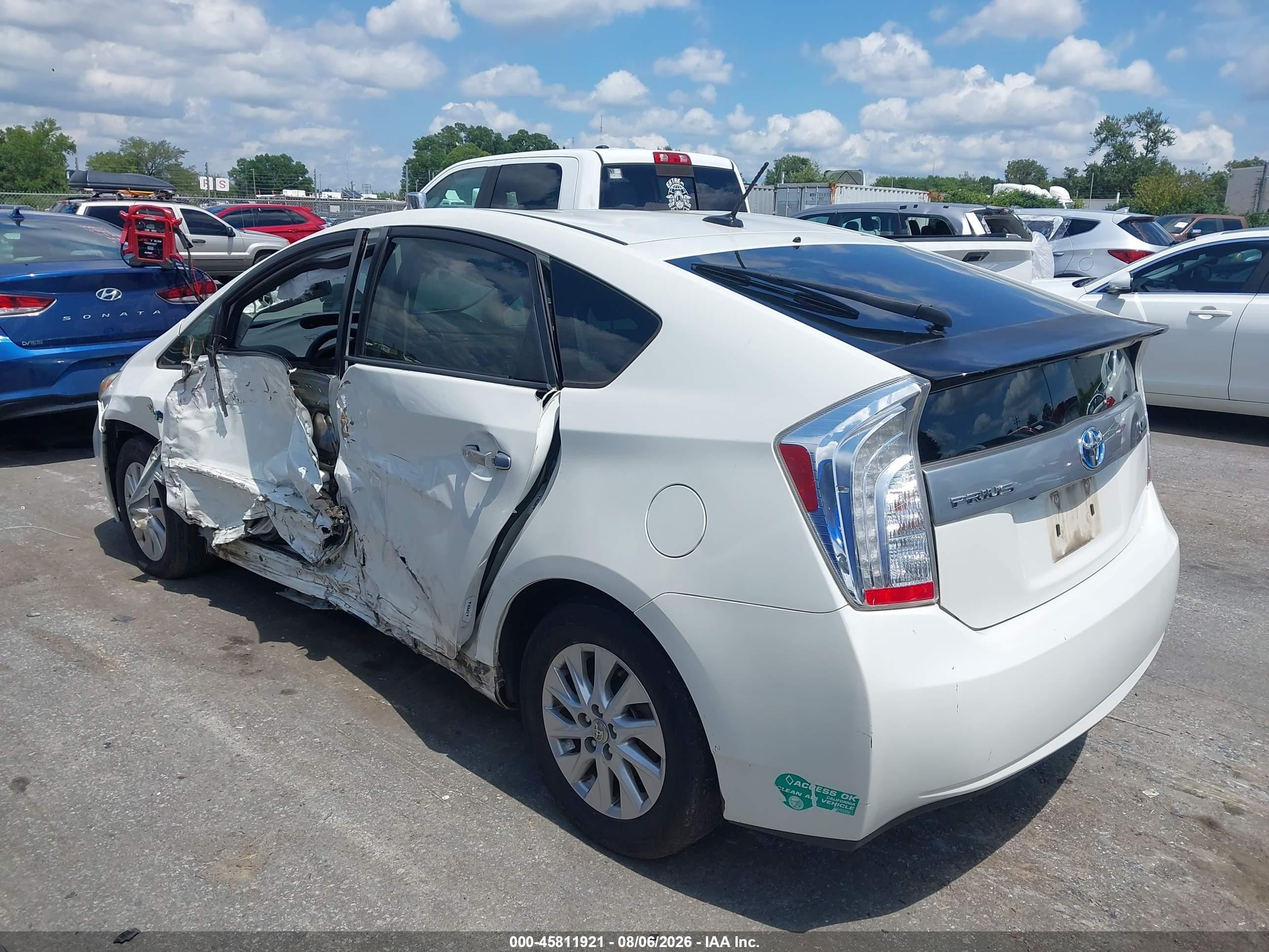 2015 Toyota Prius Plug-in   White vin: JTDKN3DP0F3067885