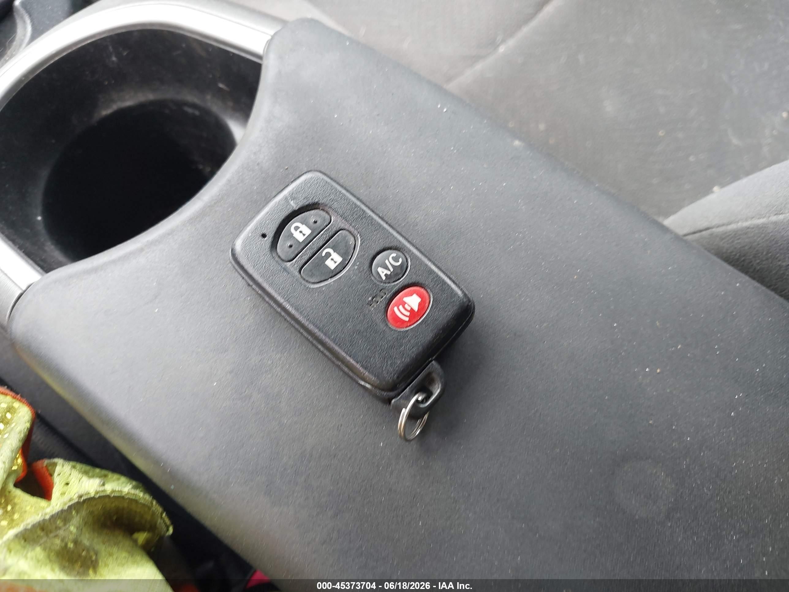 2012 Toyota Prius Plug-in   White vin: JTDKN3DP1C3021378