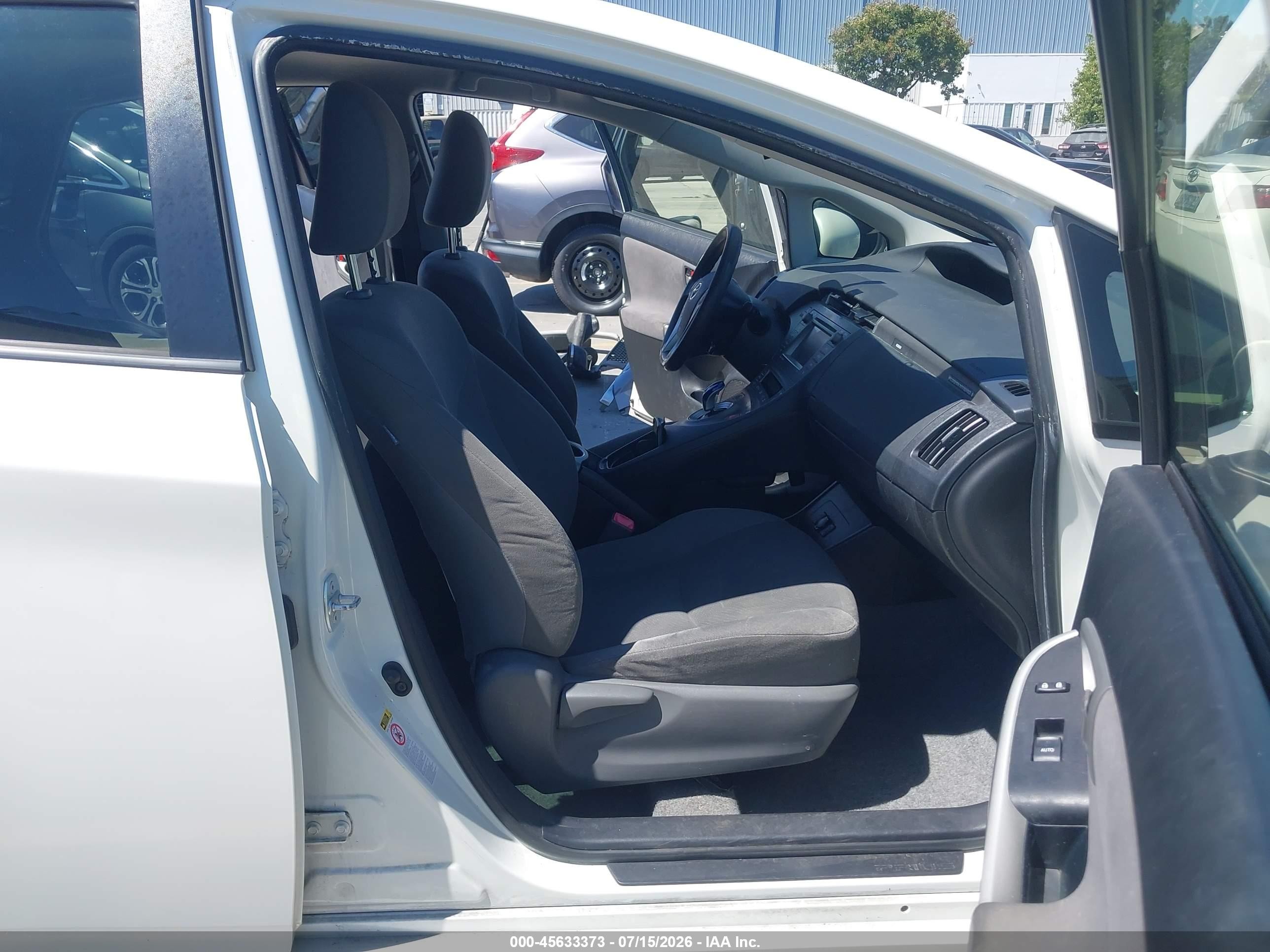 2013 Toyota Prius Plug-in   White vin: JTDKN3DP1D3042409