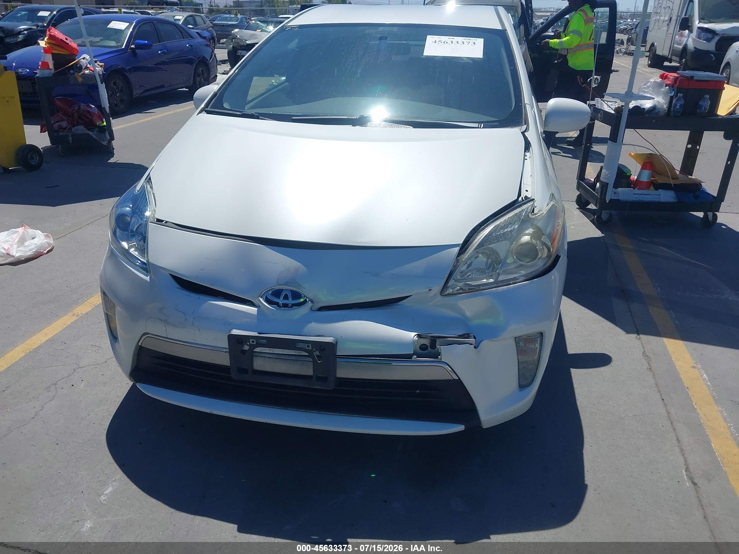 2013 Toyota Prius Plug-in   White vin: JTDKN3DP1D3042409