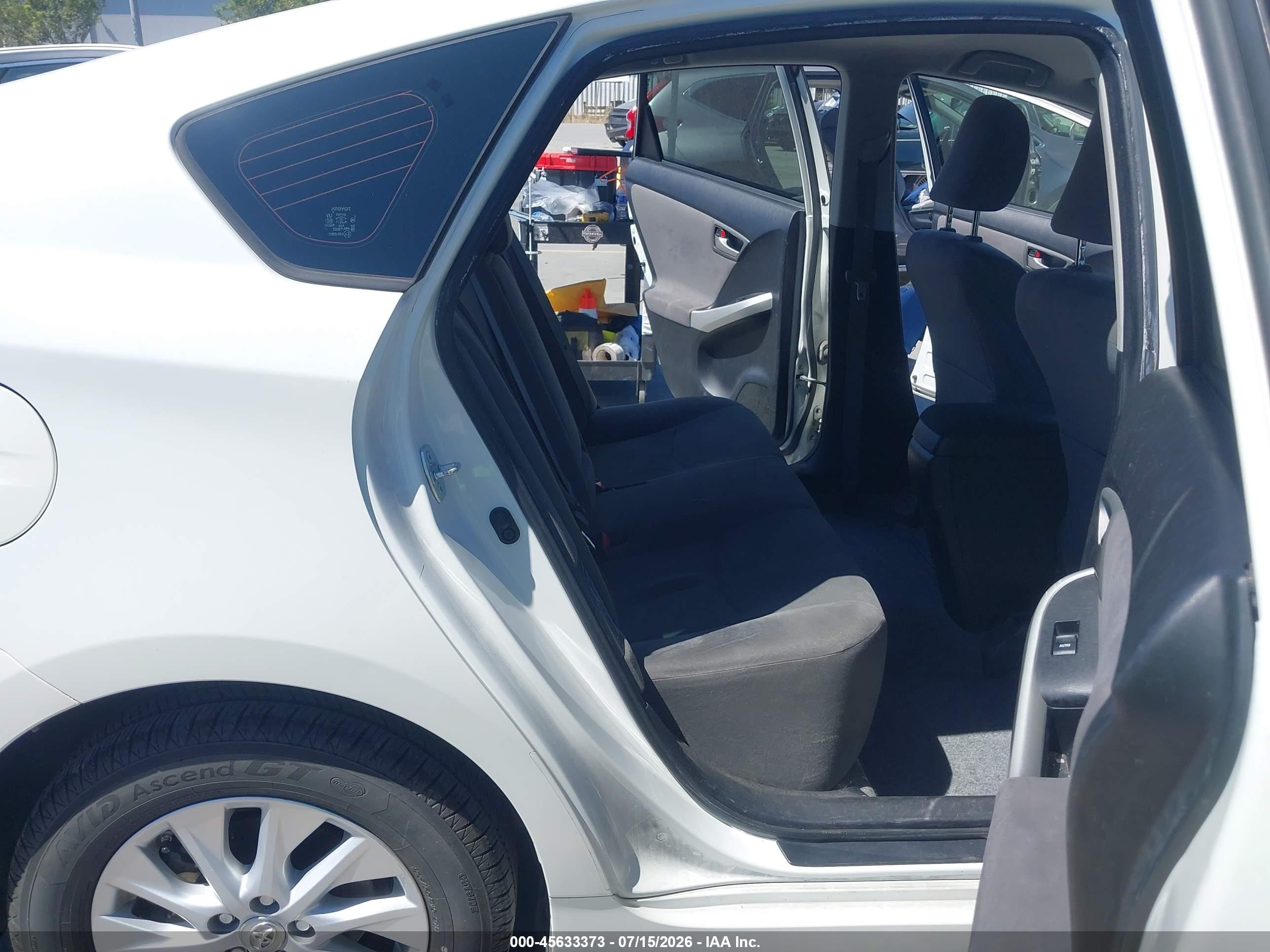 2013 Toyota Prius Plug-in   White vin: JTDKN3DP1D3042409
