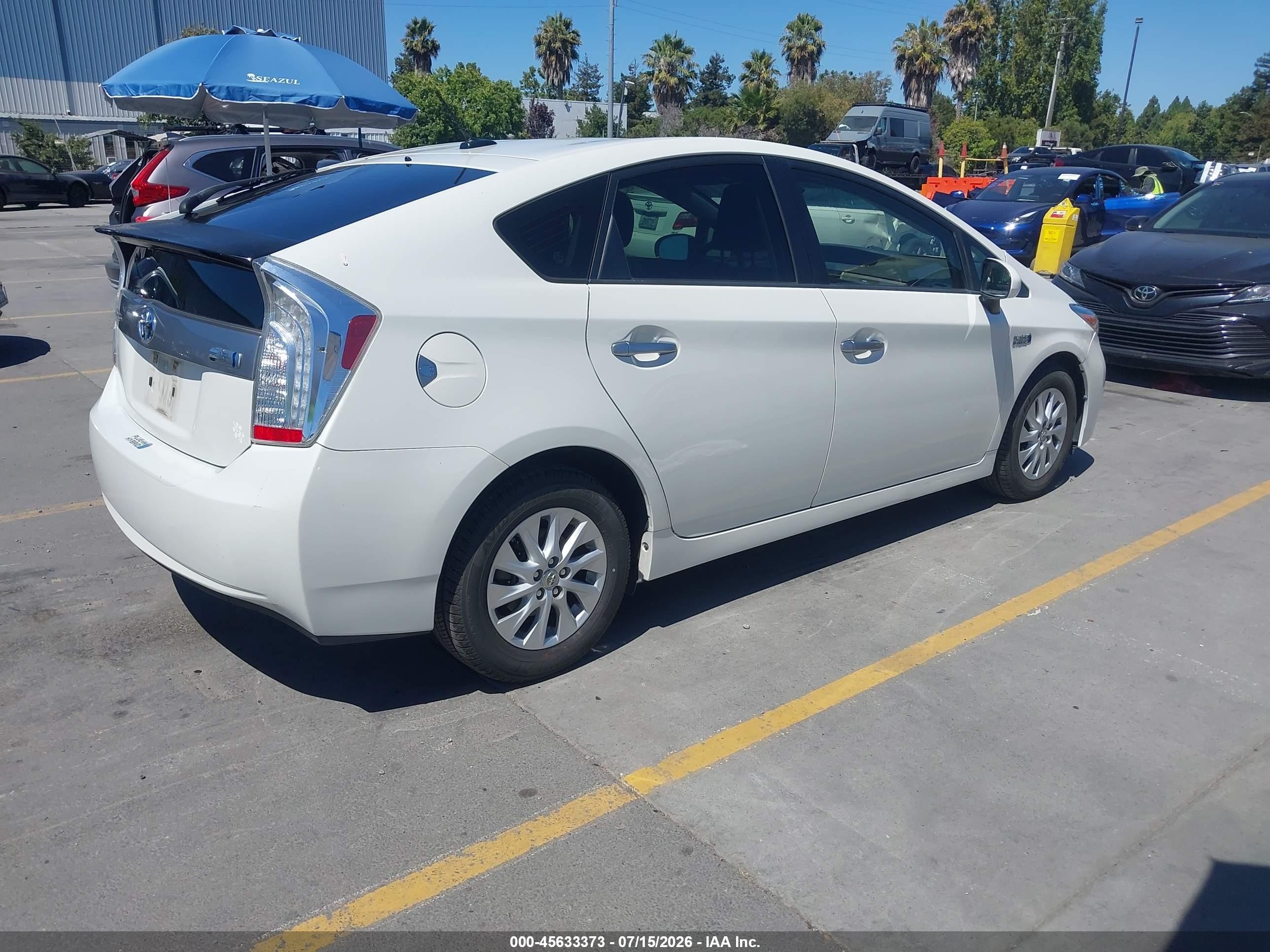 2013 Toyota Prius Plug-in   White vin: JTDKN3DP1D3042409