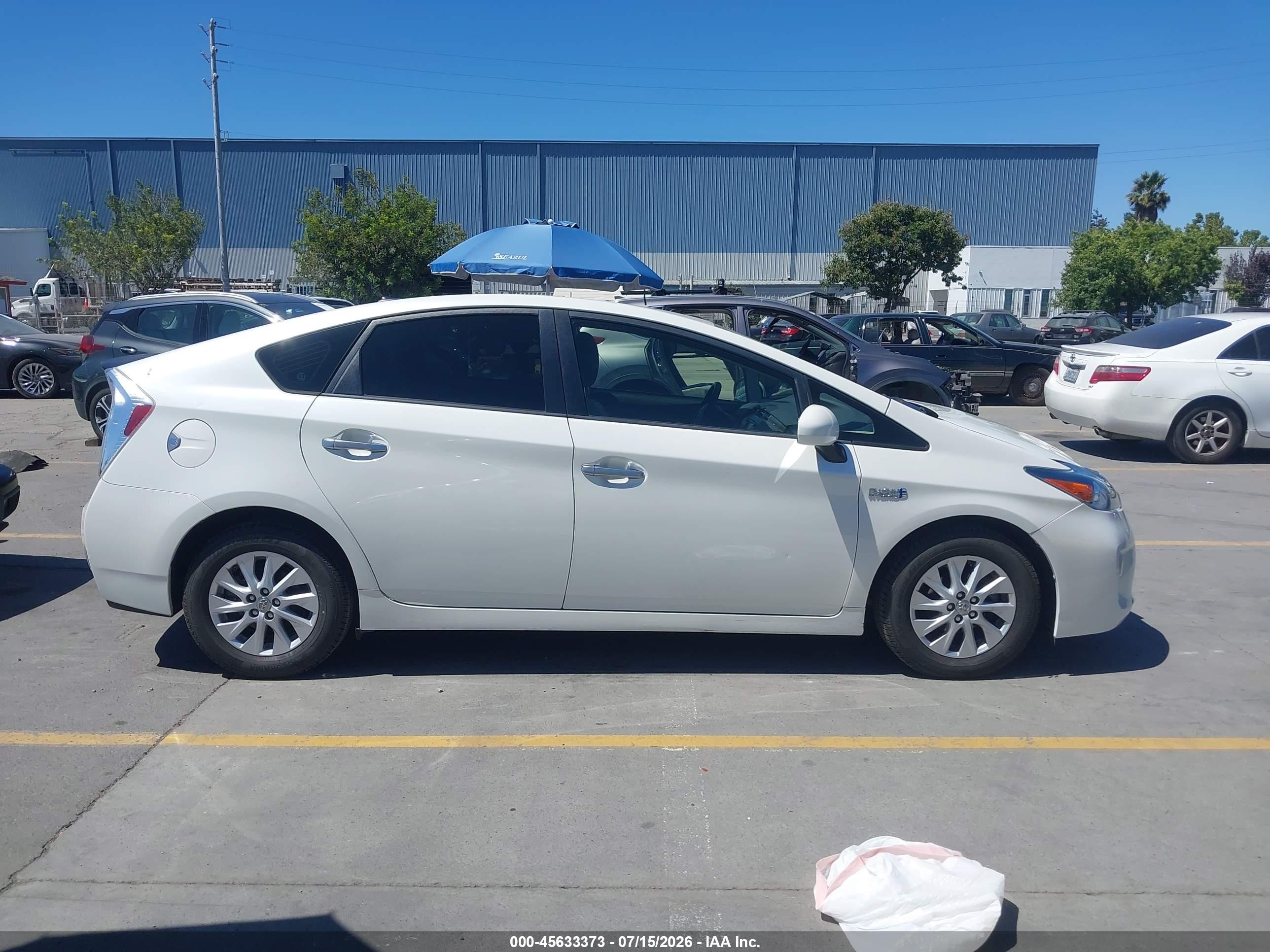 2013 Toyota Prius Plug-in   White vin: JTDKN3DP1D3042409