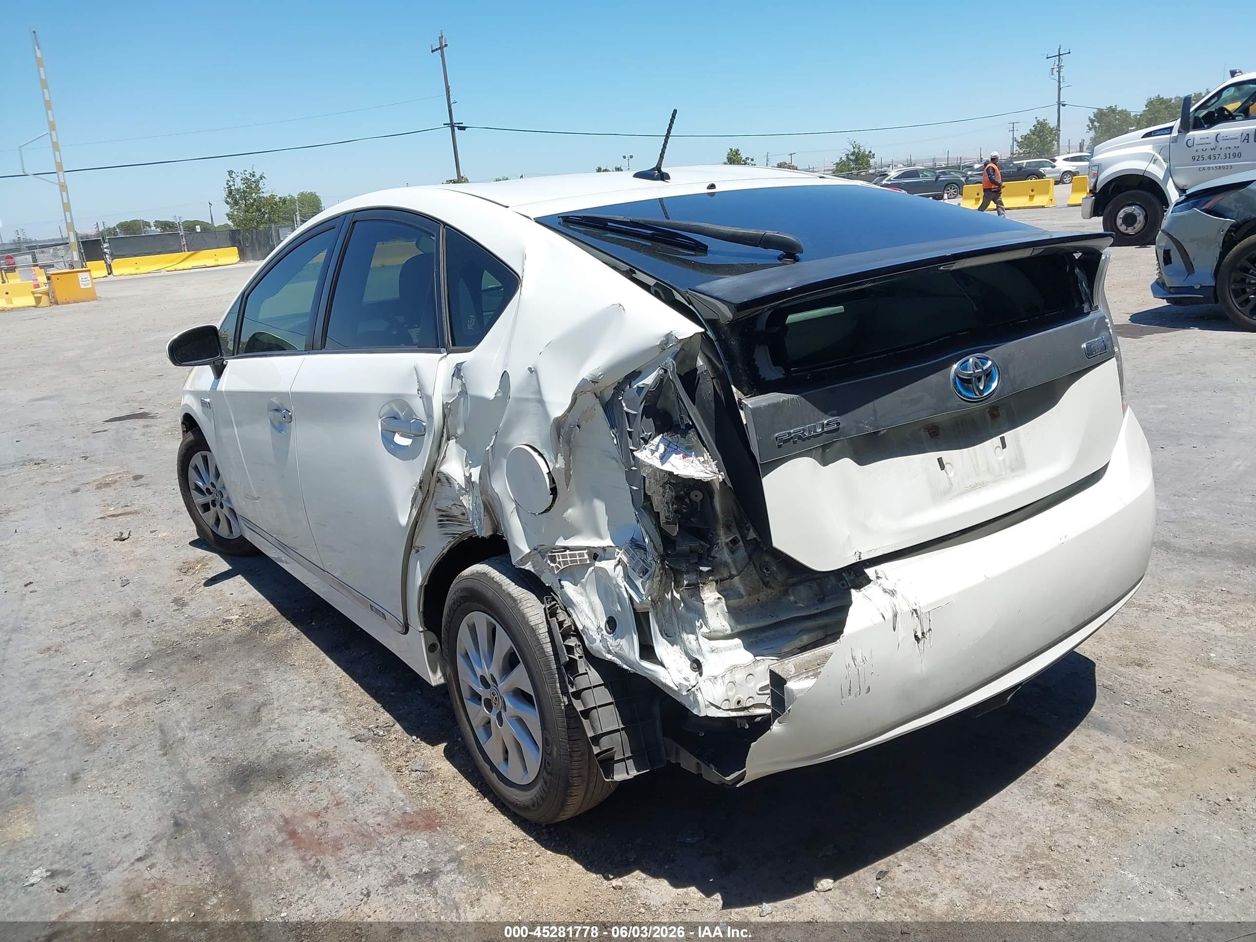 2013 Toyota Prius Plug-in White vin: JTDKN3DP2D3044301