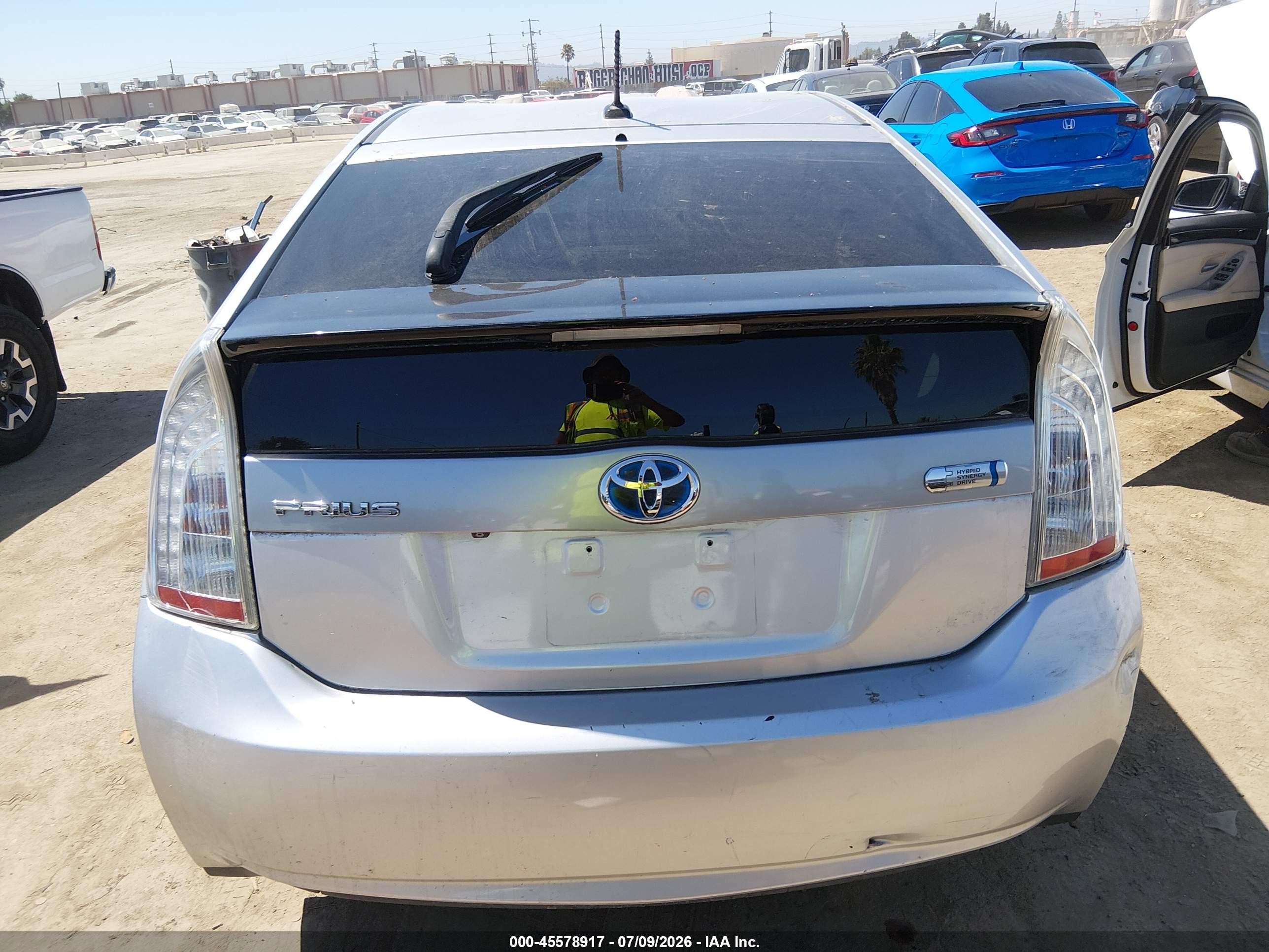 2015 Toyota Prius Plug-in   Silver vin: JTDKN3DP3F3070652