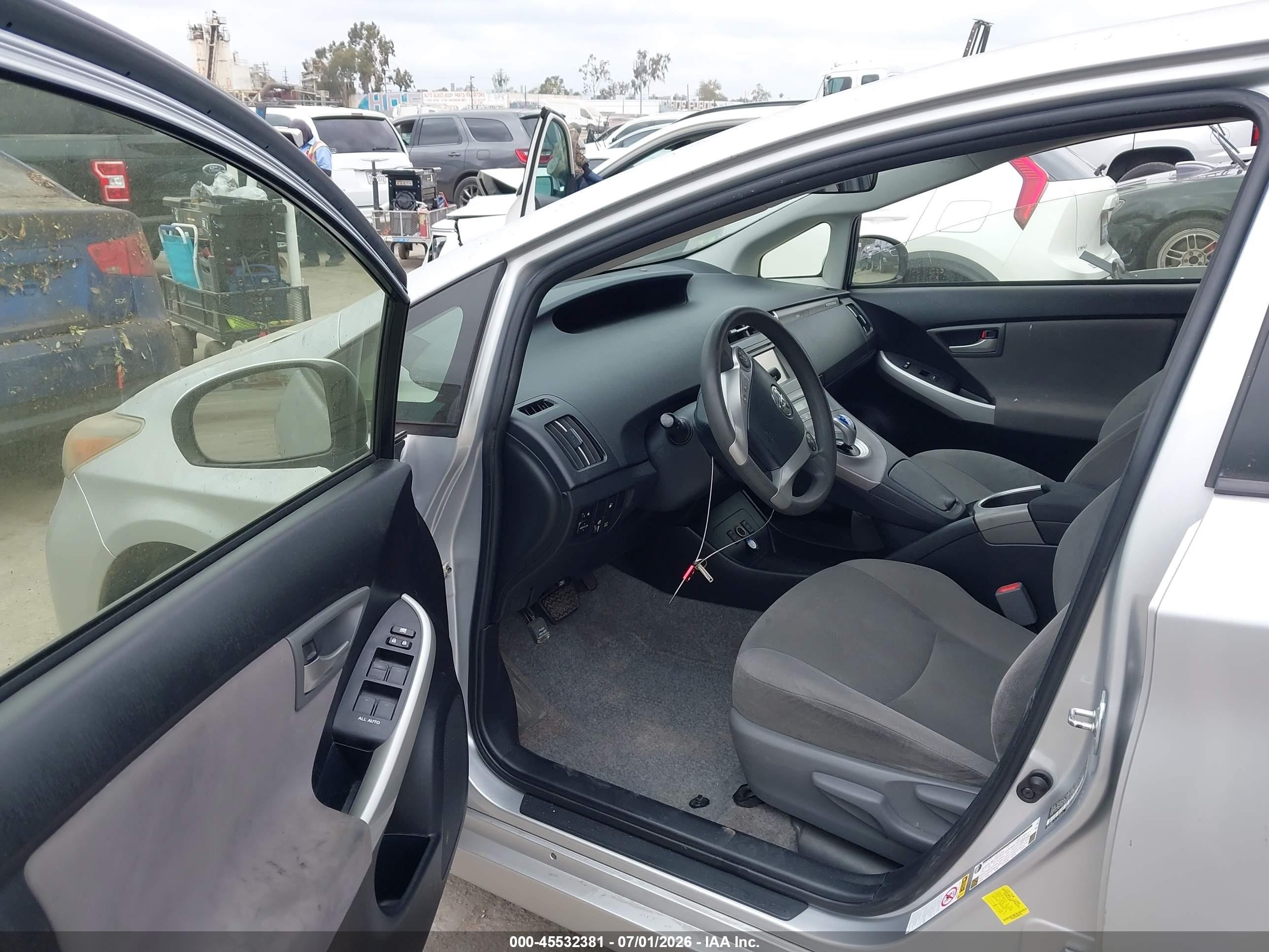 2014 Toyota Prius Plug-in   Silver vin: JTDKN3DP4E3054782