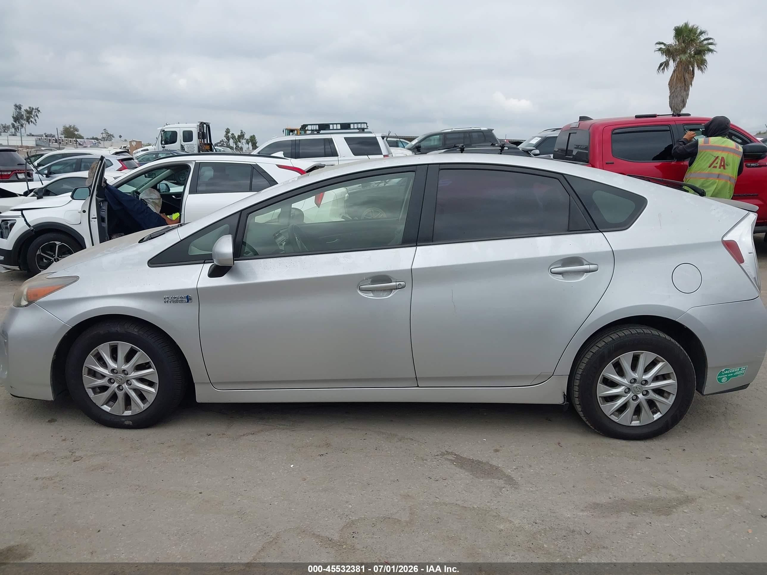 2014 Toyota Prius Plug-in   Silver vin: JTDKN3DP4E3054782