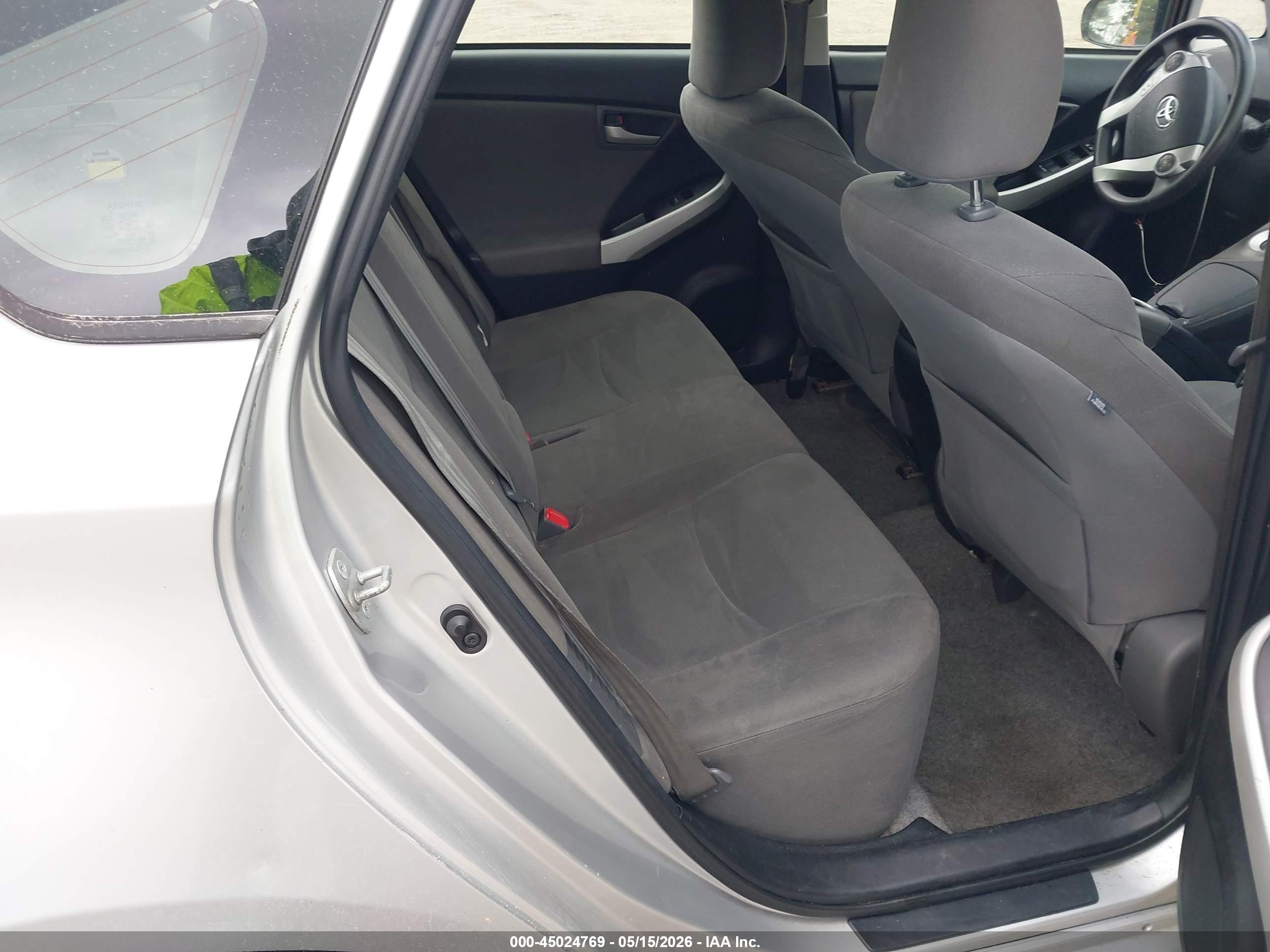 2013 Toyota Prius Plug-in   Silver vin: JTDKN3DP6D3045970