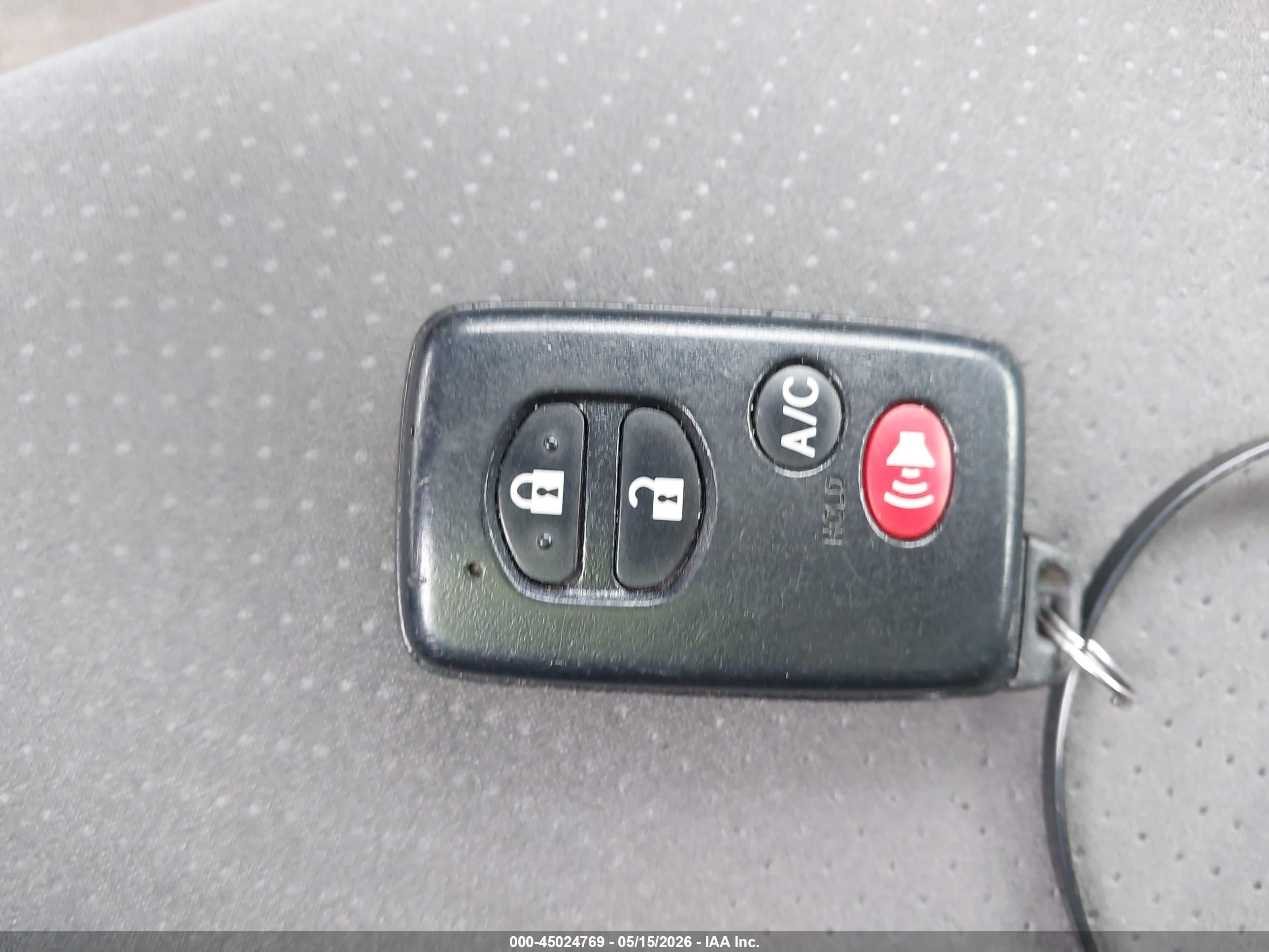 2013 Toyota Prius Plug-in   Silver vin: JTDKN3DP6D3045970