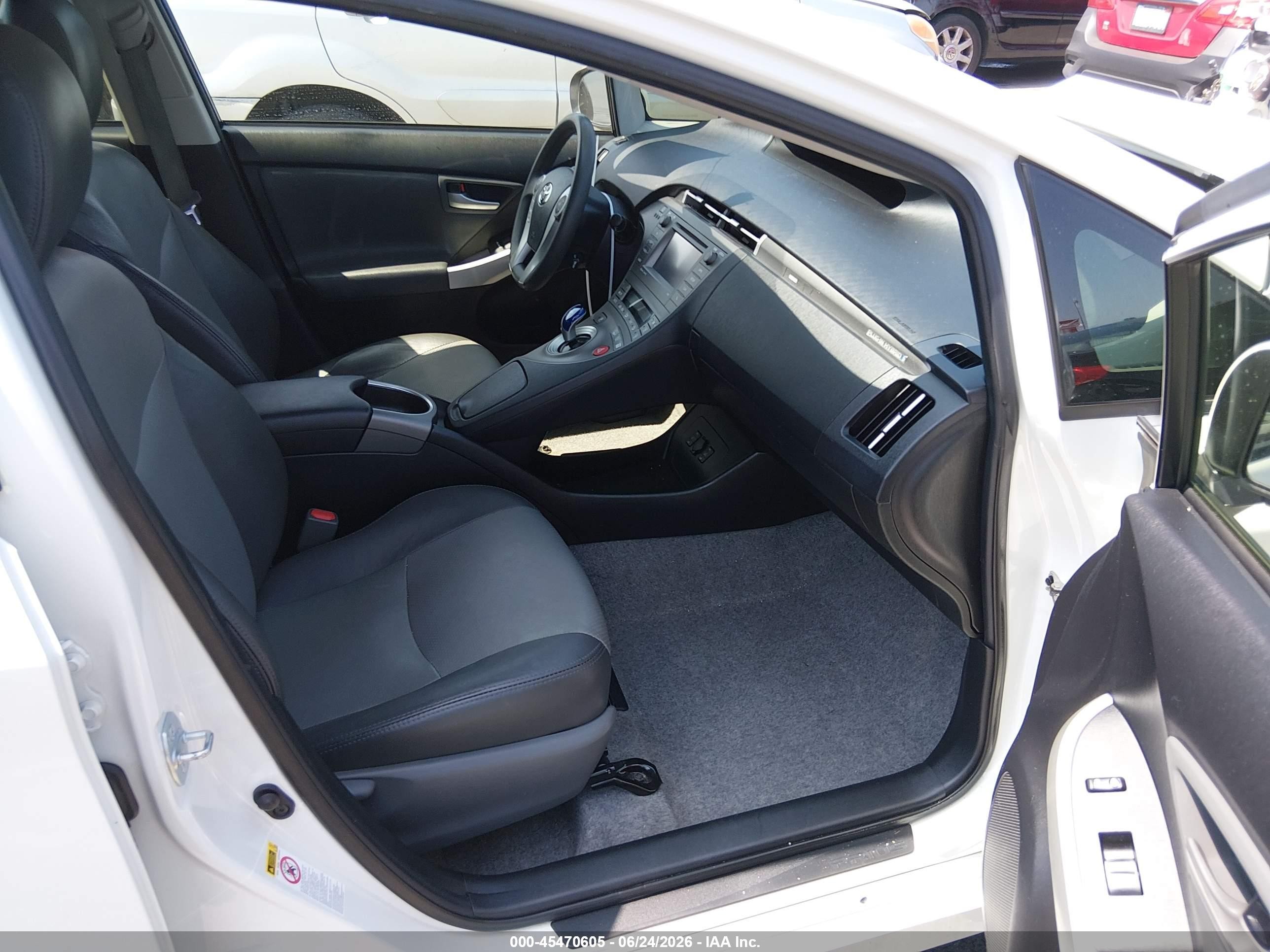 2014 Toyota Prius Plug-in   White vin: JTDKN3DP6E3064441