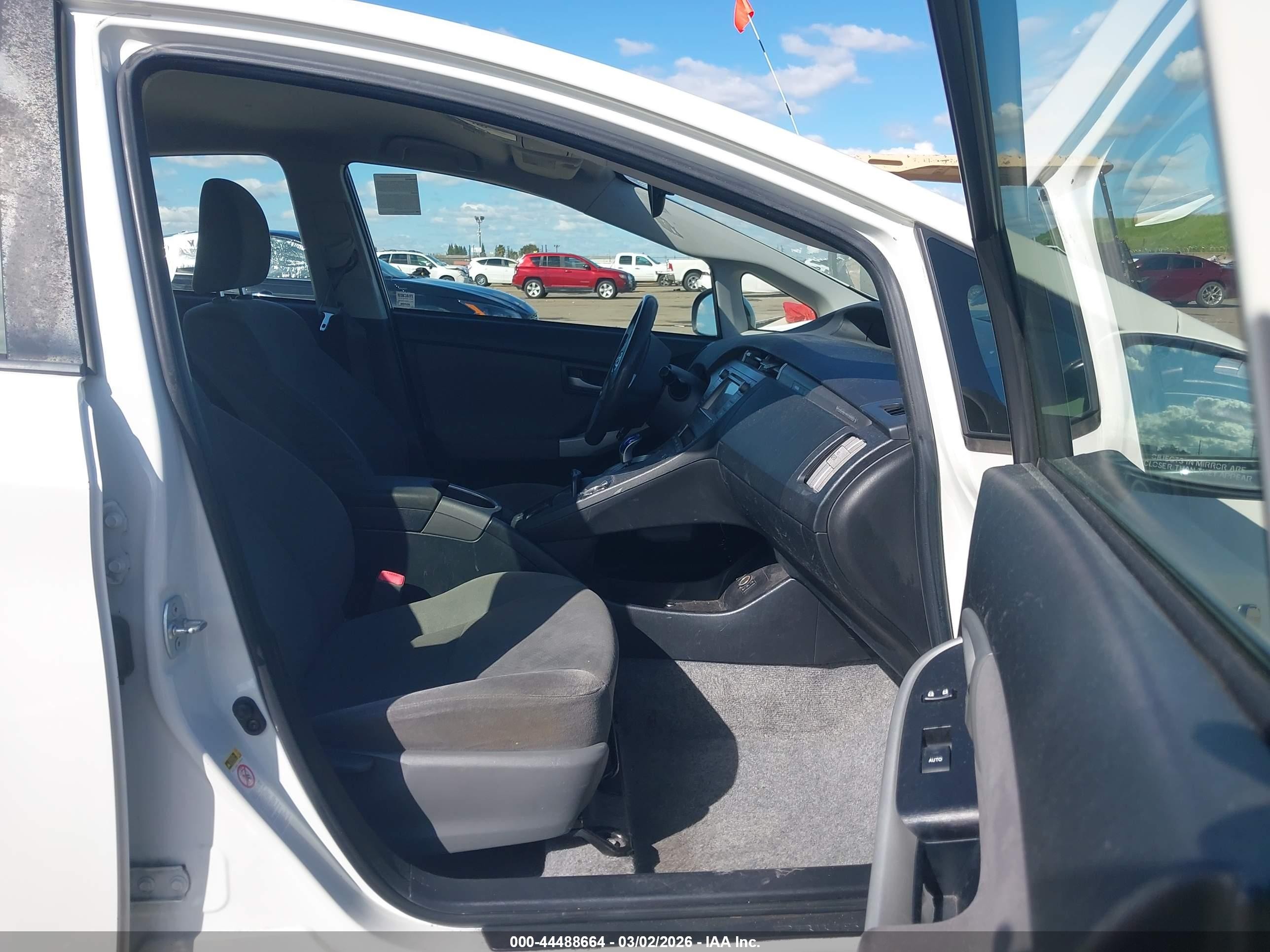 2013 Toyota Prius Plug-in   White vin: JTDKN3DP8D3044366