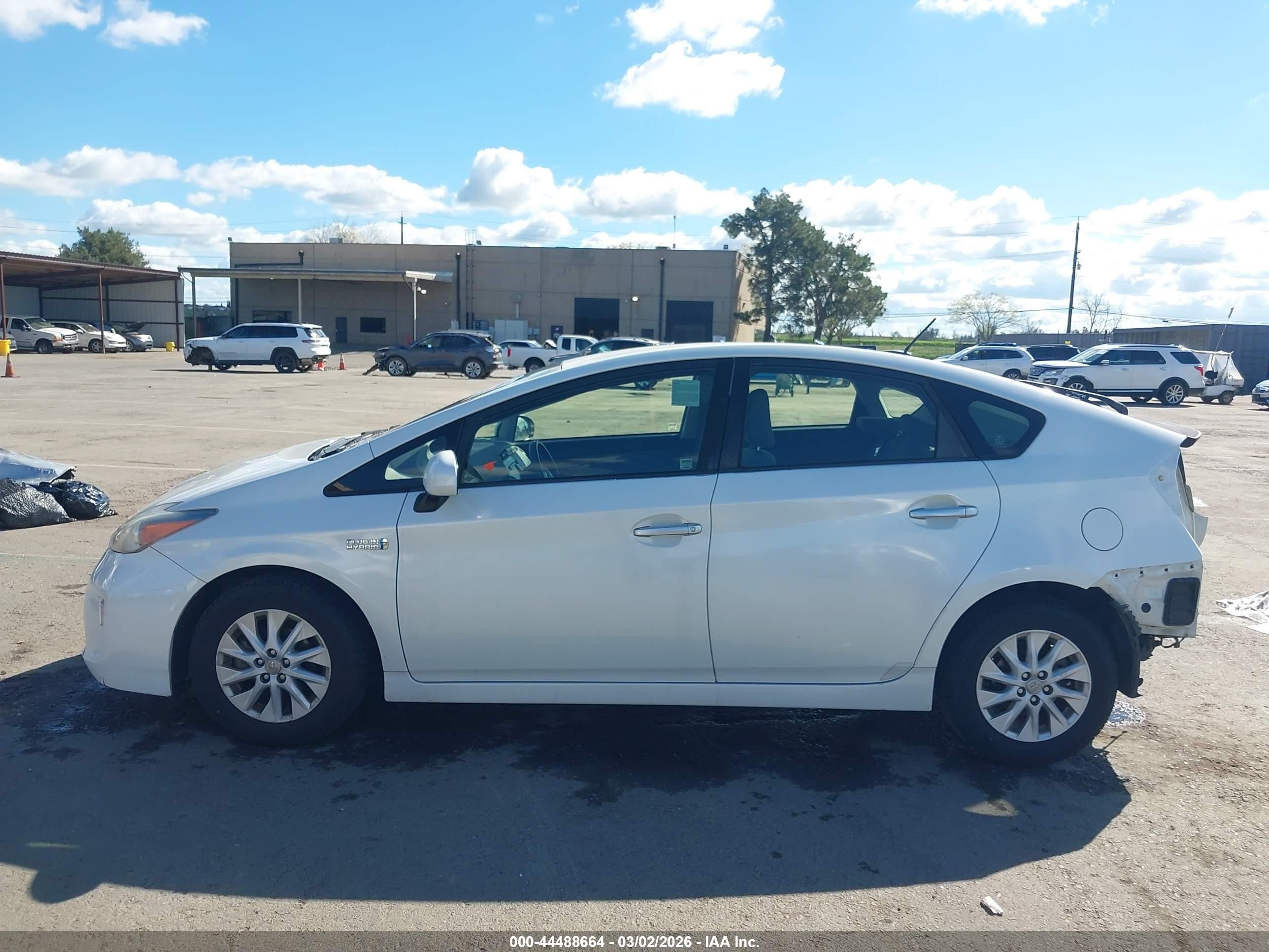 2013 Toyota Prius Plug-in   White vin: JTDKN3DP8D3044366