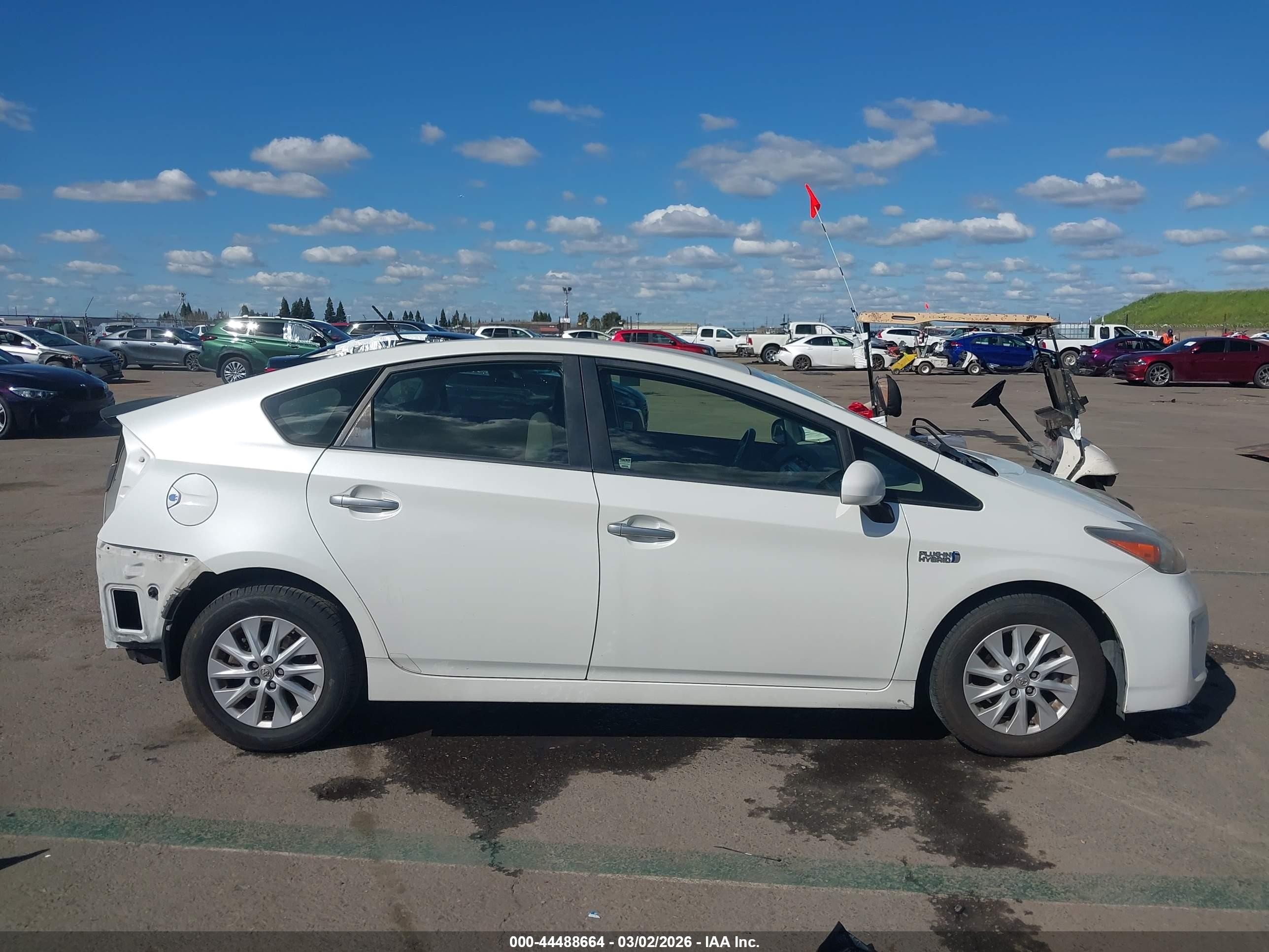 2013 Toyota Prius Plug-in   White vin: JTDKN3DP8D3044366