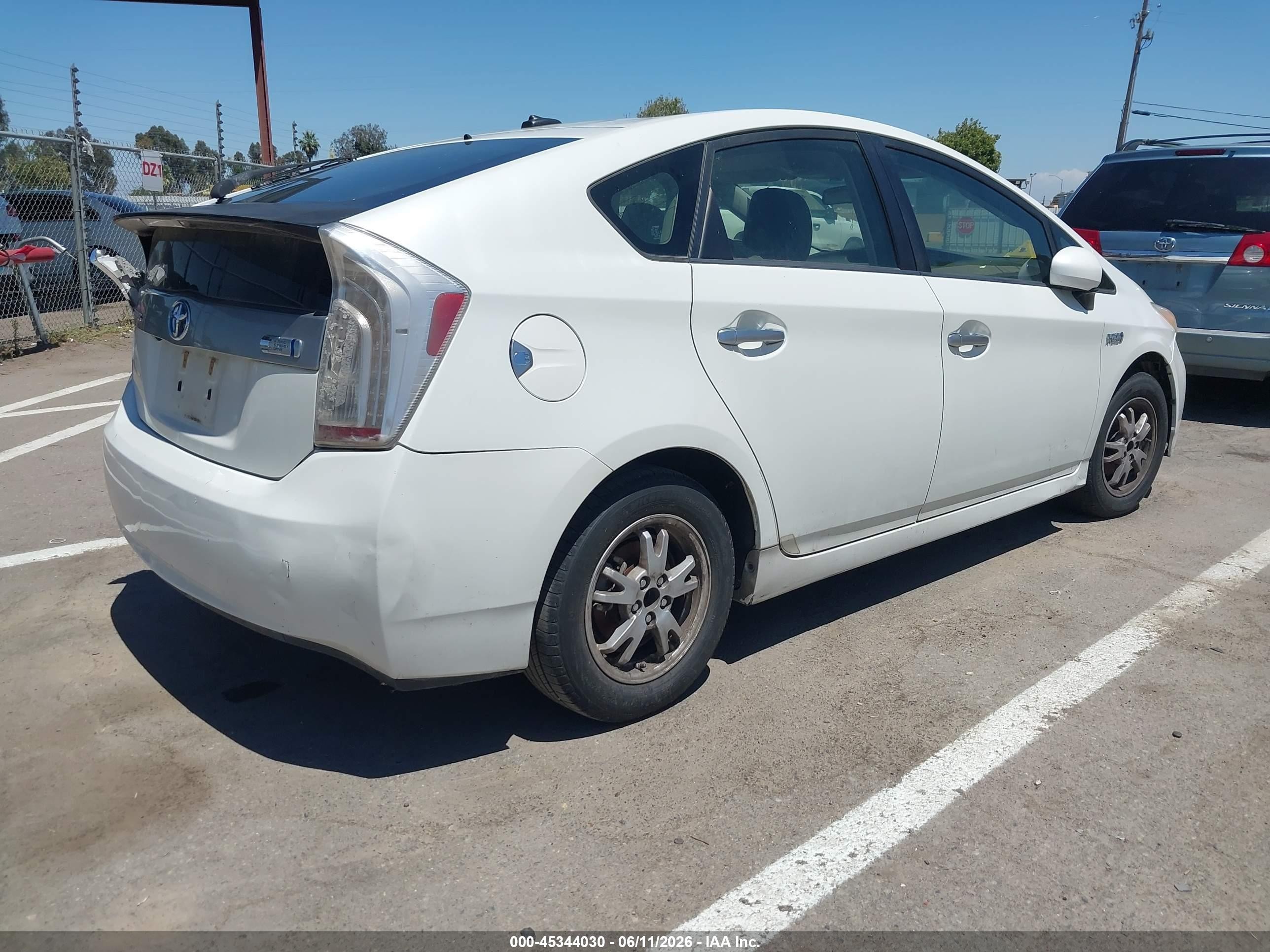 2013 Toyota Prius Plug-in   White vin: JTDKN3DP9D3044568