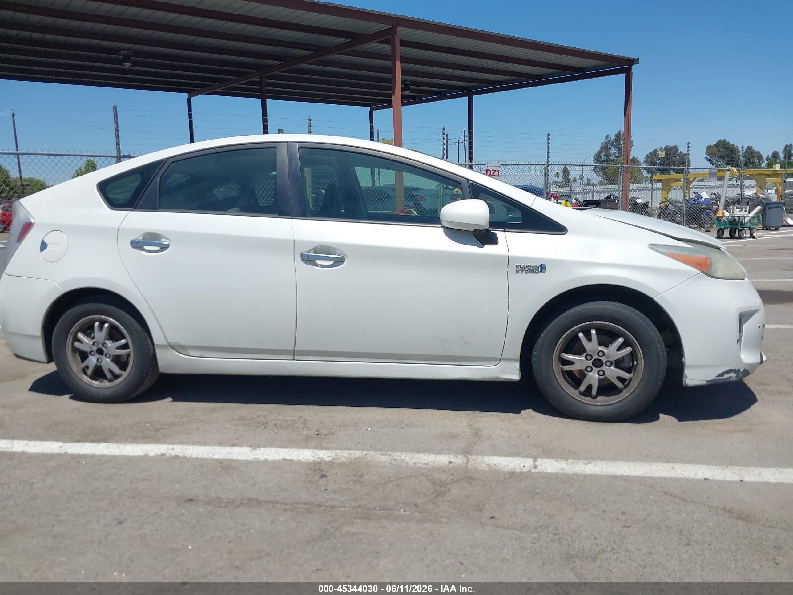 2013 Toyota Prius Plug-in   White vin: JTDKN3DP9D3044568