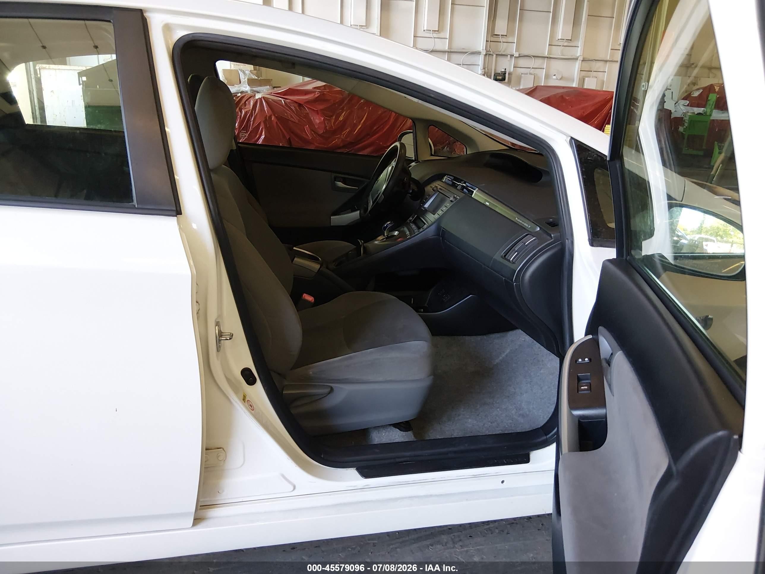 2013 Toyota Prius Plug-in   White vin: JTDKN3DP9D3046644