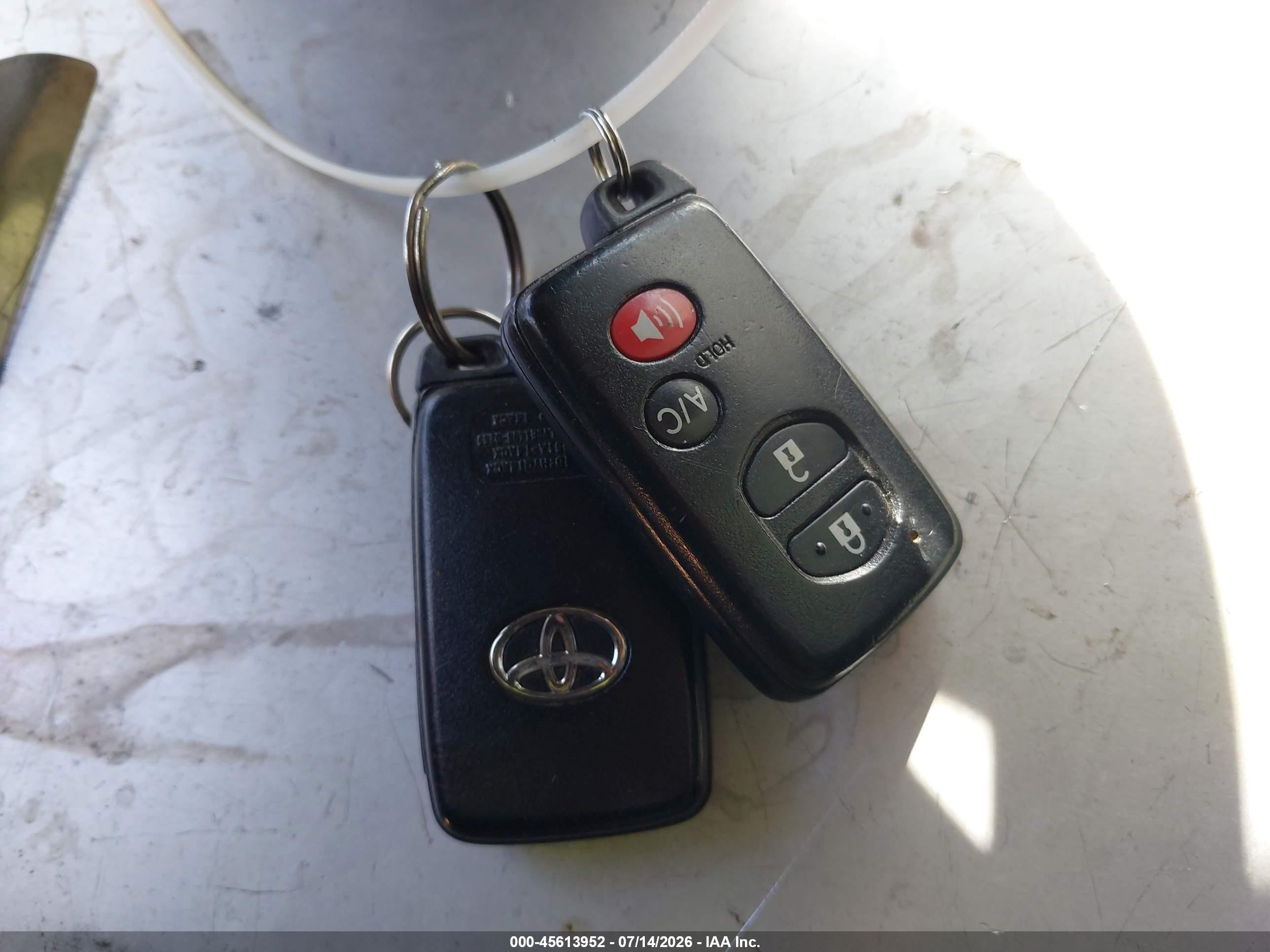 2014 Toyota Prius Plug-in   White vin: JTDKN3DP9E3056818