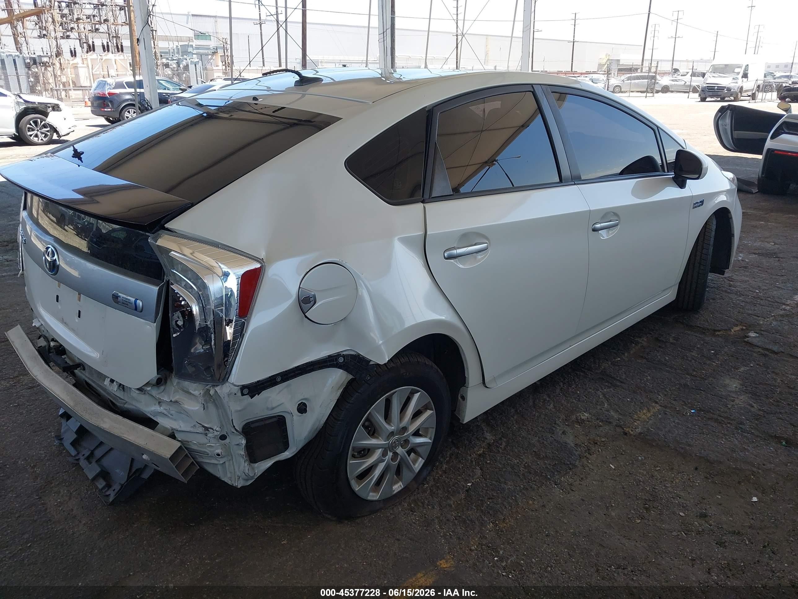2014 Toyota Prius Plug-in   White vin: JTDKN3DPXE3055385
