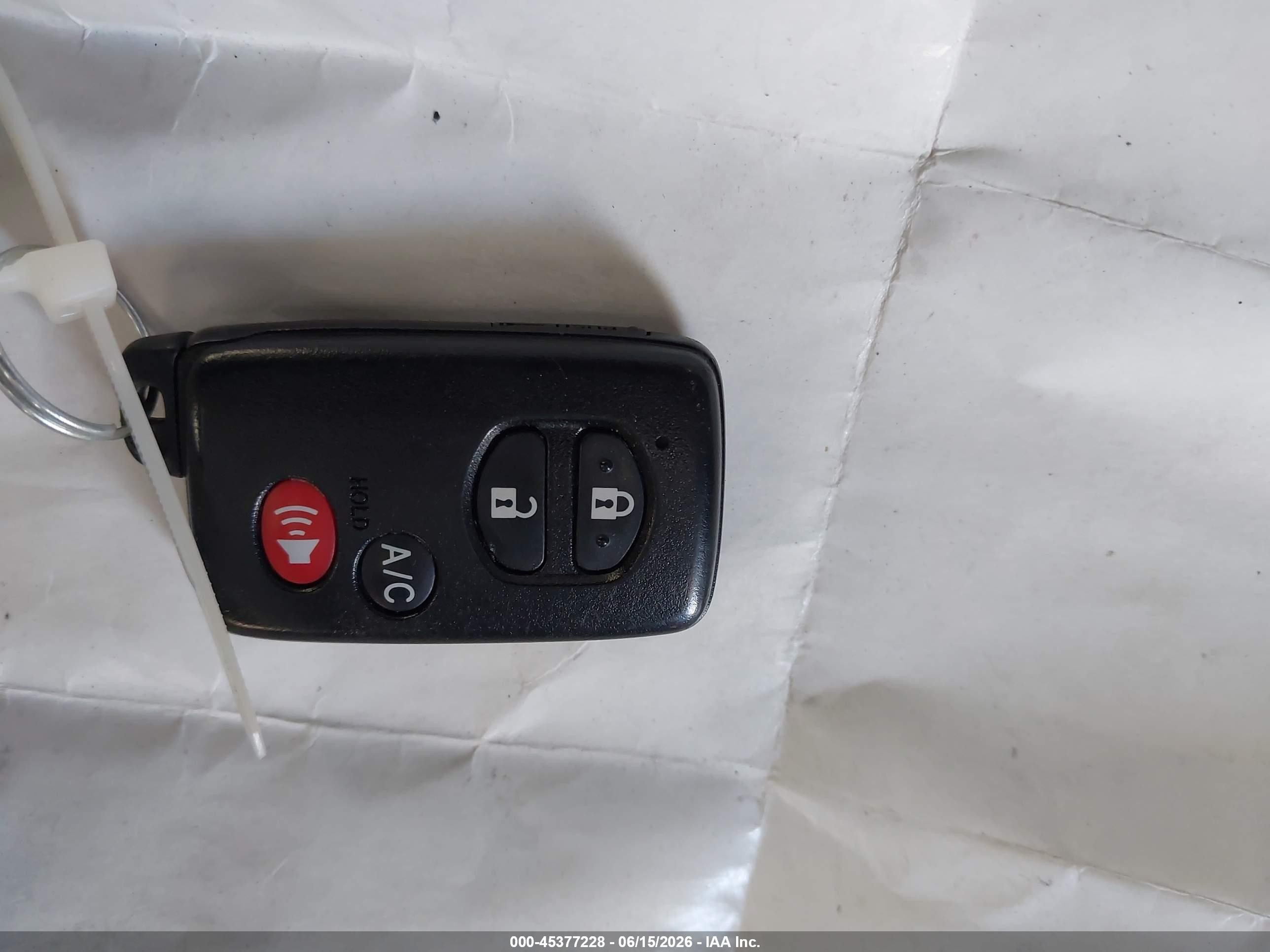 2014 Toyota Prius Plug-in   White vin: JTDKN3DPXE3055385