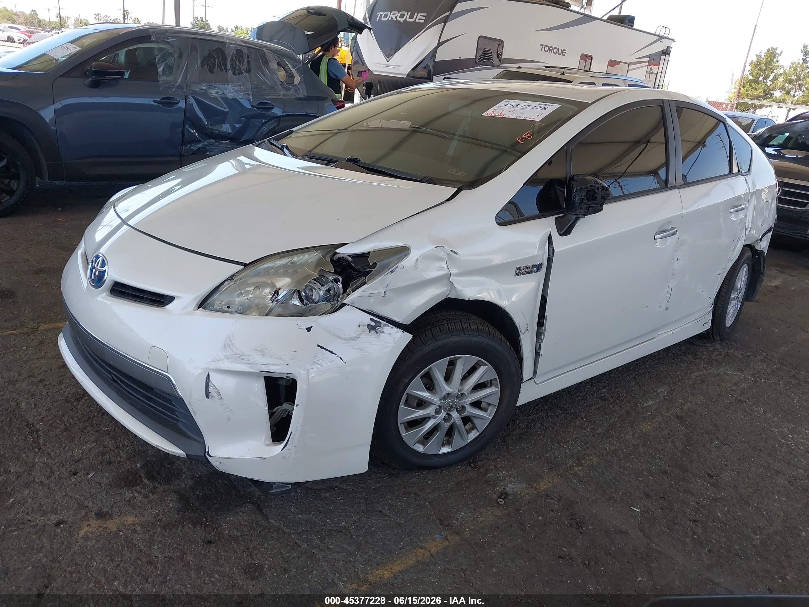 2014 Toyota Prius Plug-in   White vin: JTDKN3DPXE3055385