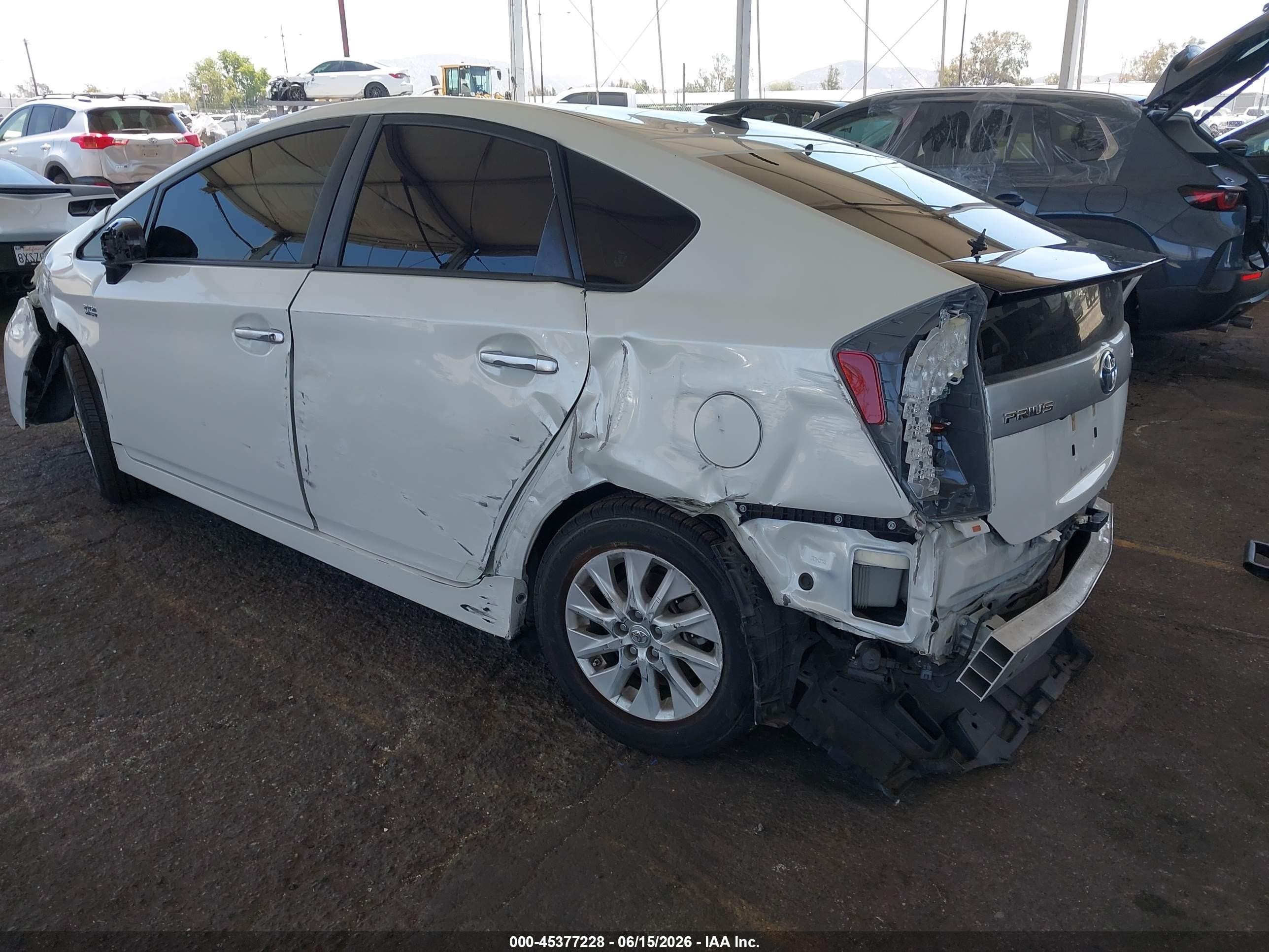 2014 Toyota Prius Plug-in   White vin: JTDKN3DPXE3055385