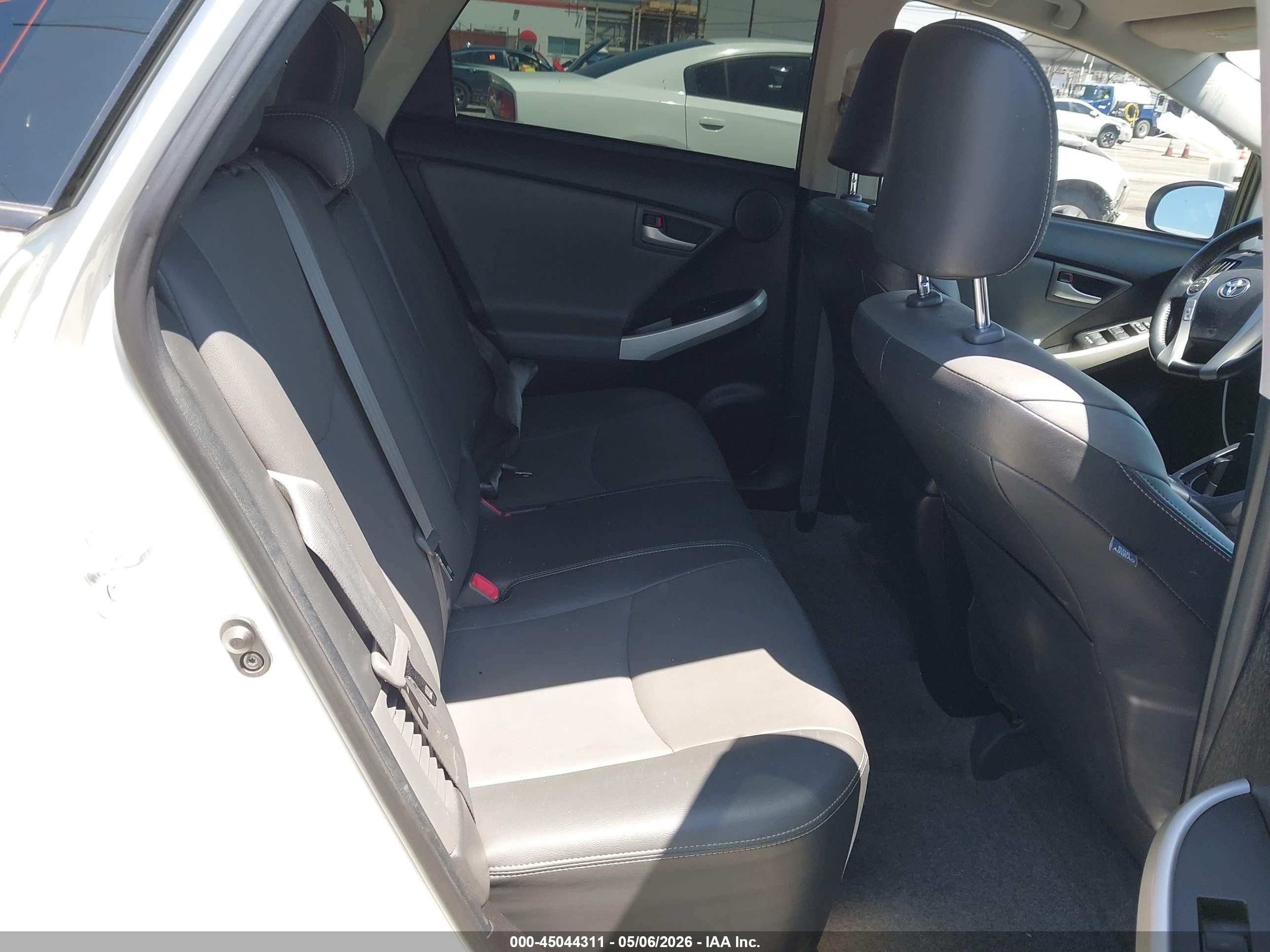 2015 Toyota Prius Plug-in Advanced White vin: JTDKN3DPXF3066596