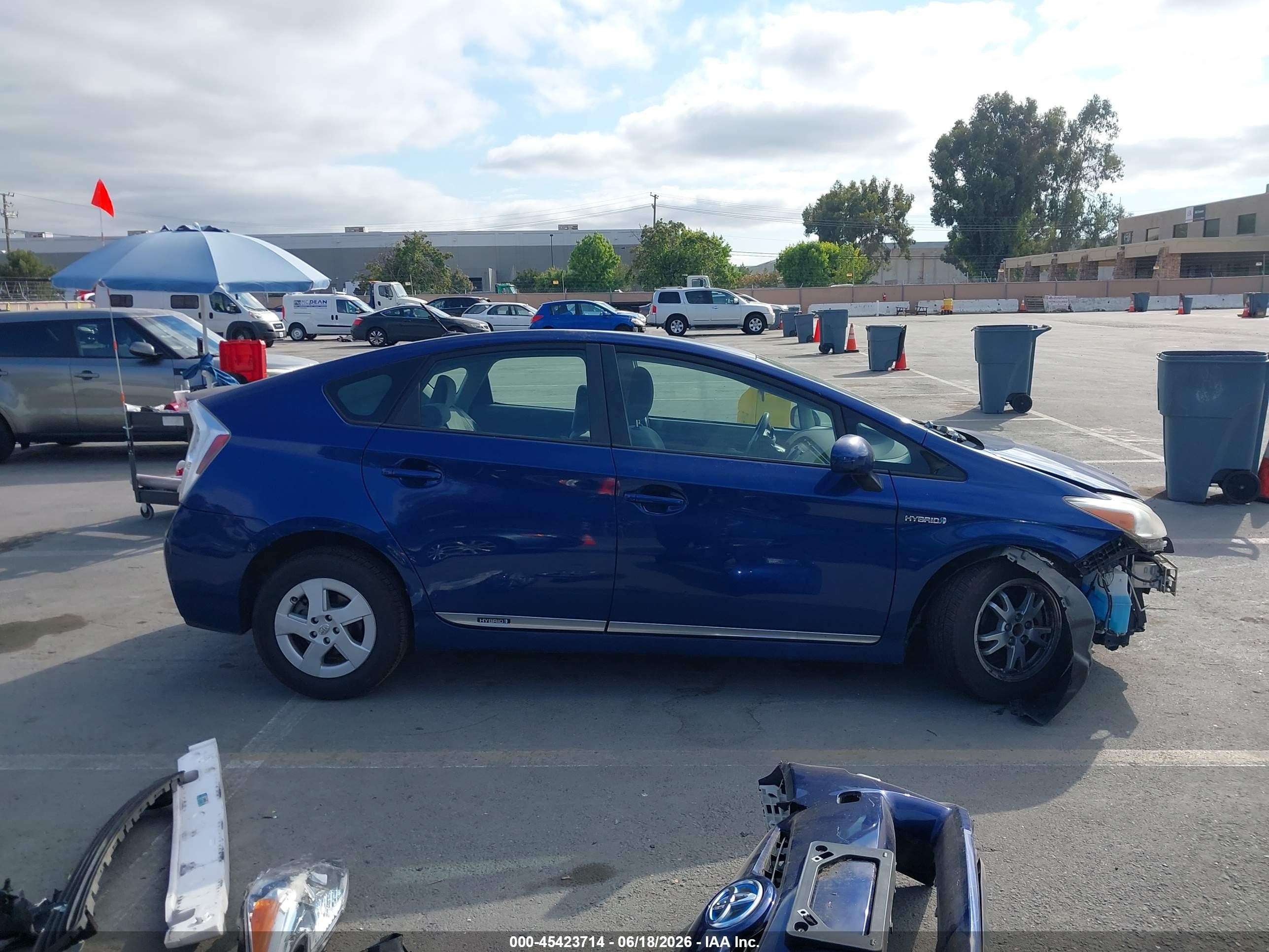 2011 Toyota Prius Three Синий vin: JTDKN3DU0B0247191