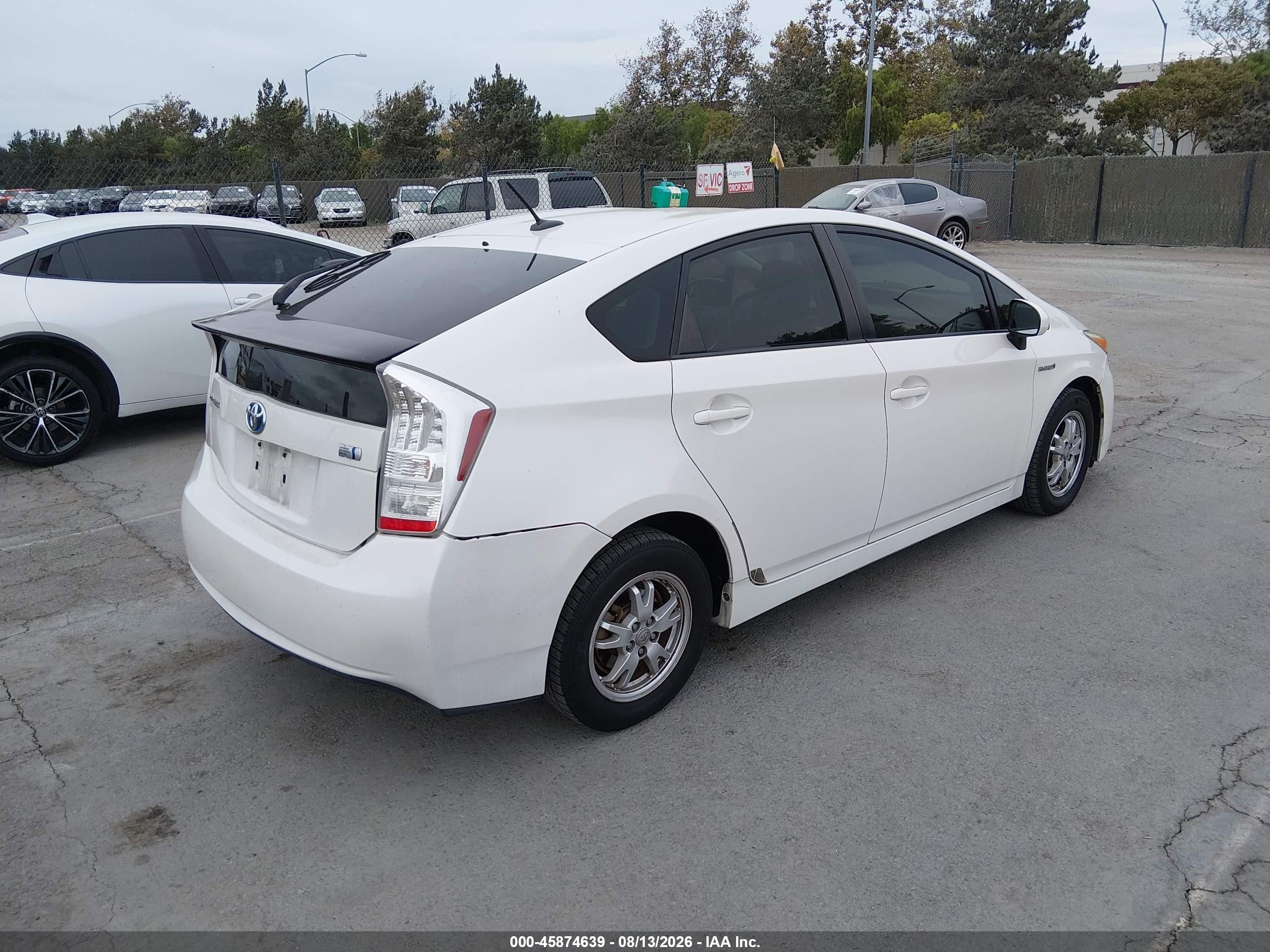 2011 Toyota Prius Two Белый vin: JTDKN3DU0B0325033