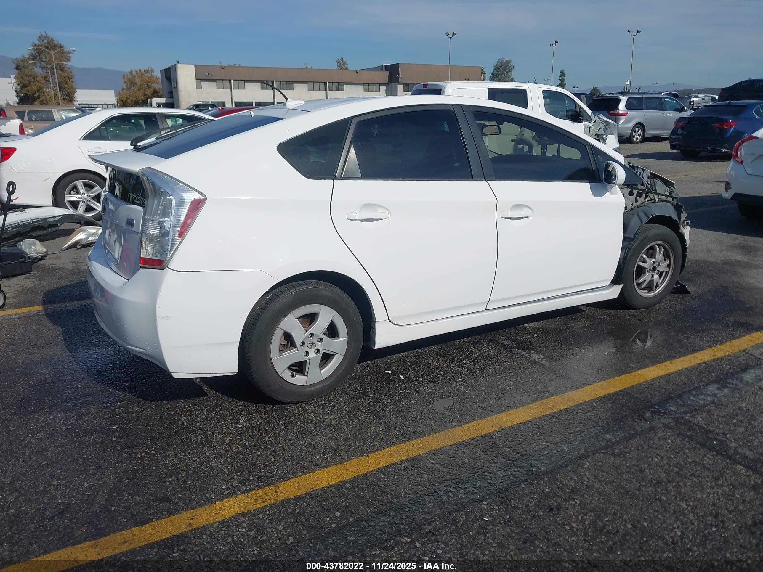 2011 Toyota Prius Three White vin: JTDKN3DU0B5289119