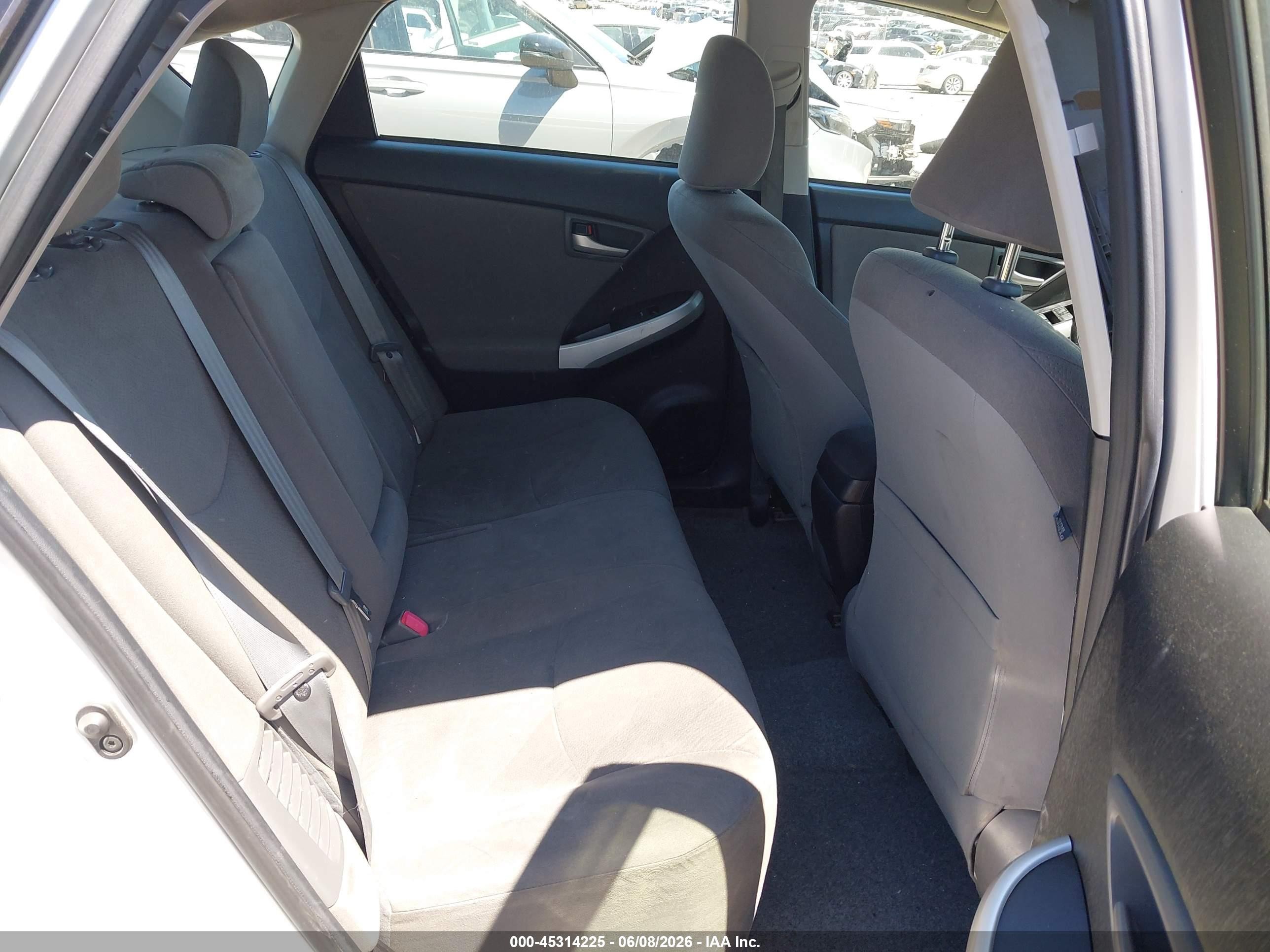 2013 Toyota Prius Three Silver vin: JTDKN3DU0D5548081
