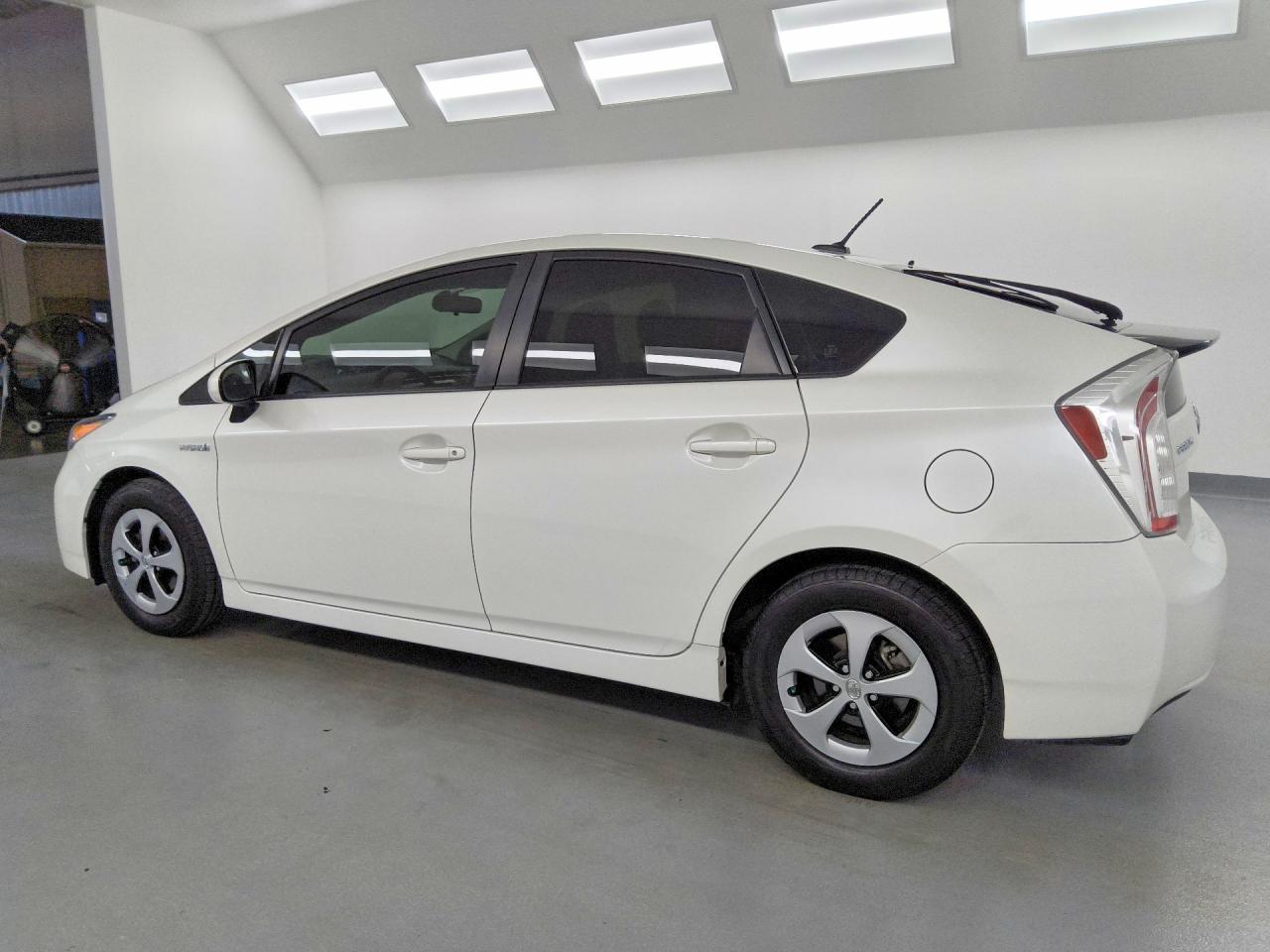 2014 Toyota Prius Three White vin: JTDKN3DU0E1742439