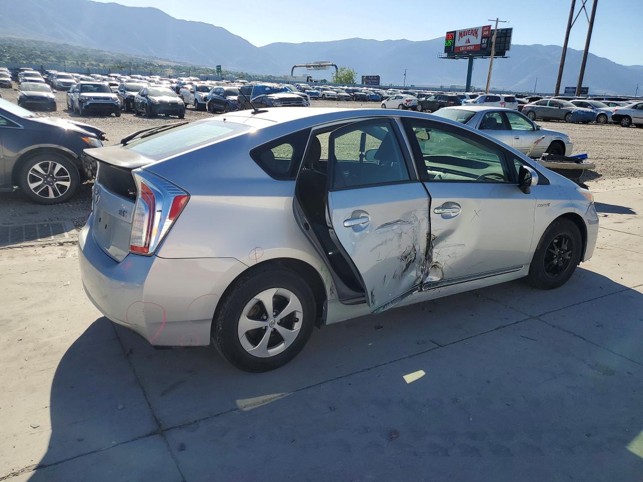 2015 Toyota Prius Three Silver vin: JTDKN3DU0F0413862