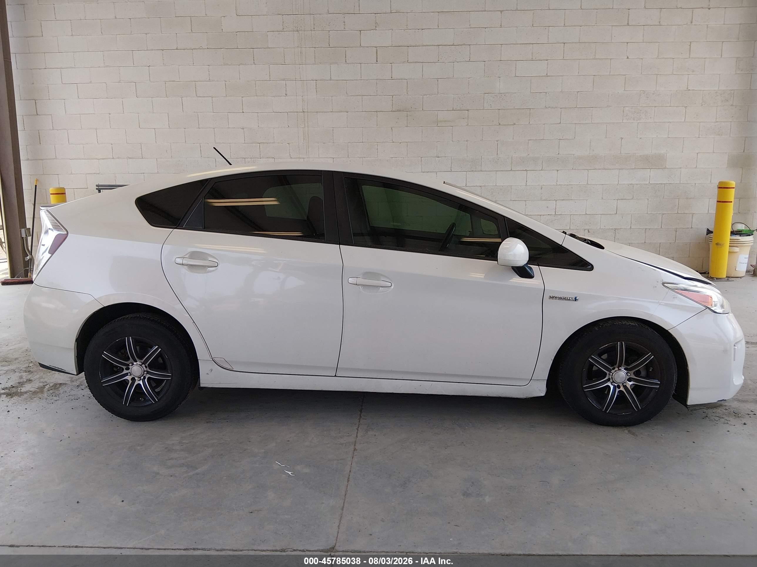 2015 Toyota Prius Two White vin: JTDKN3DU0F1890771