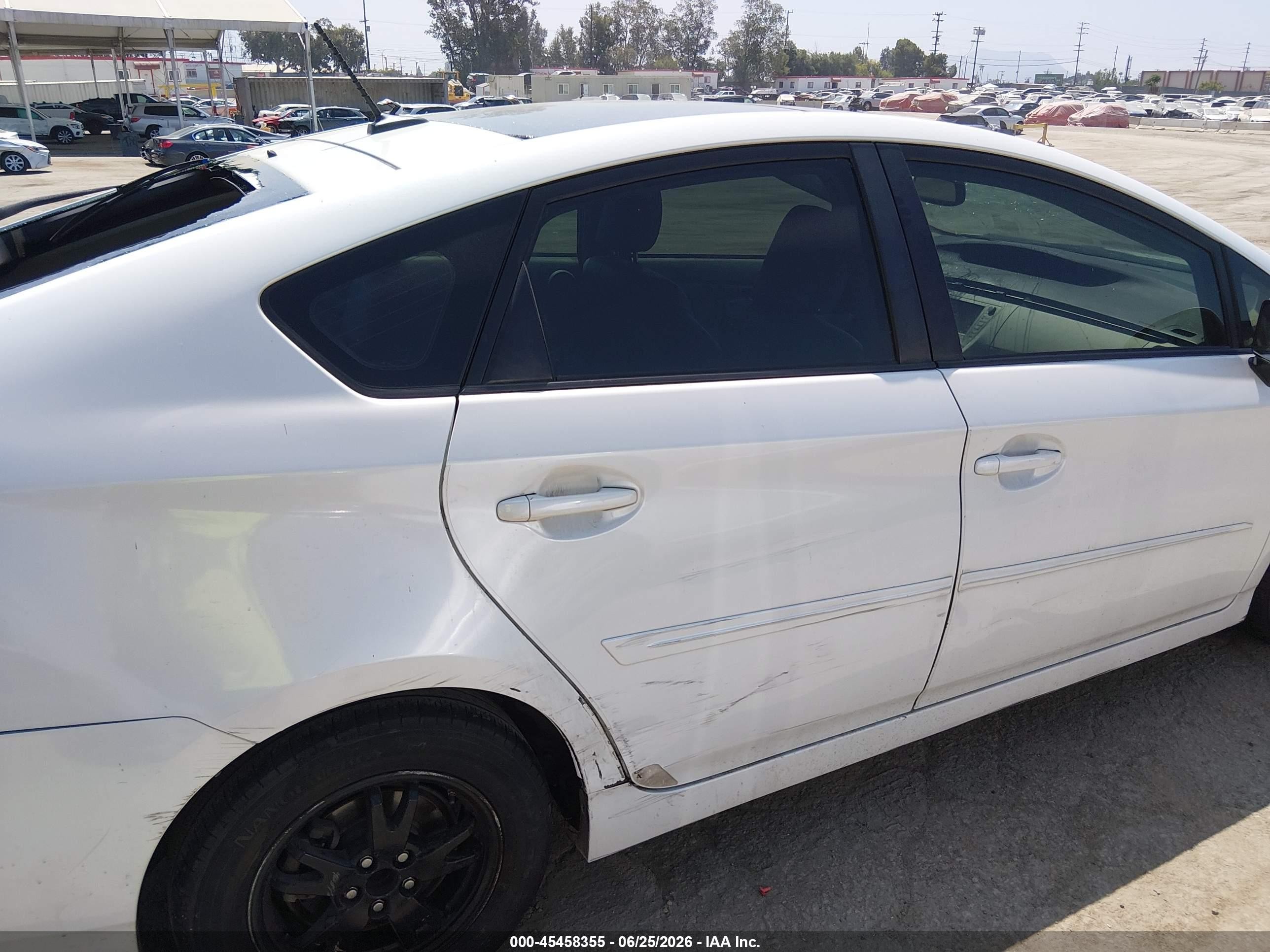 2015 Toyota Prius Four White vin: JTDKN3DU0F1902711
