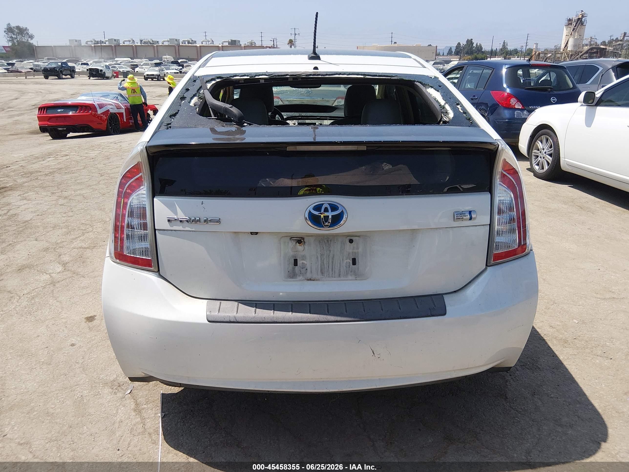 2015 Toyota Prius Four White vin: JTDKN3DU0F1902711