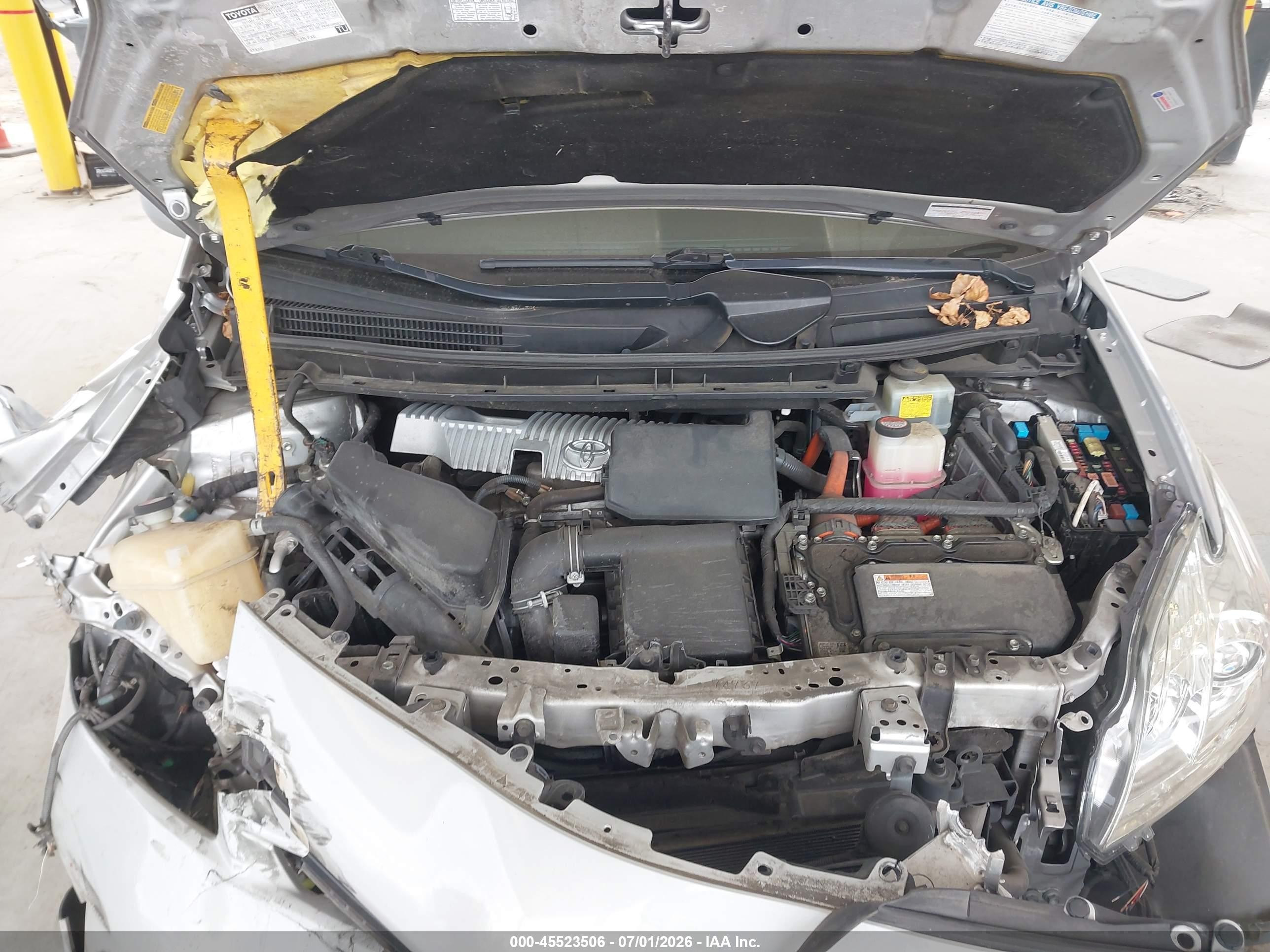 2015 Toyota Prius Two Серебряный vin: JTDKN3DU0F1947423