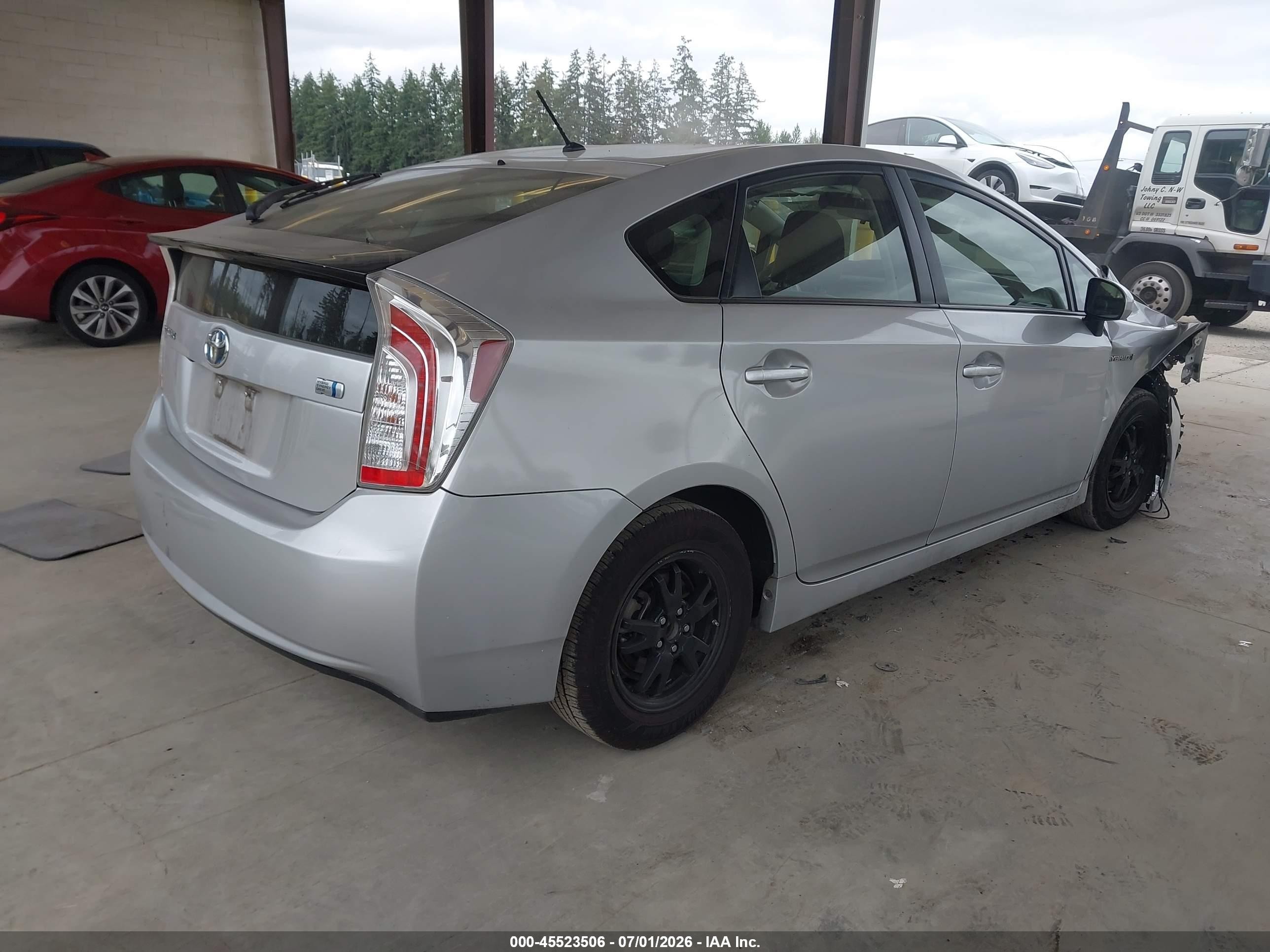 2015 Toyota Prius Two Серебряный vin: JTDKN3DU0F1947423