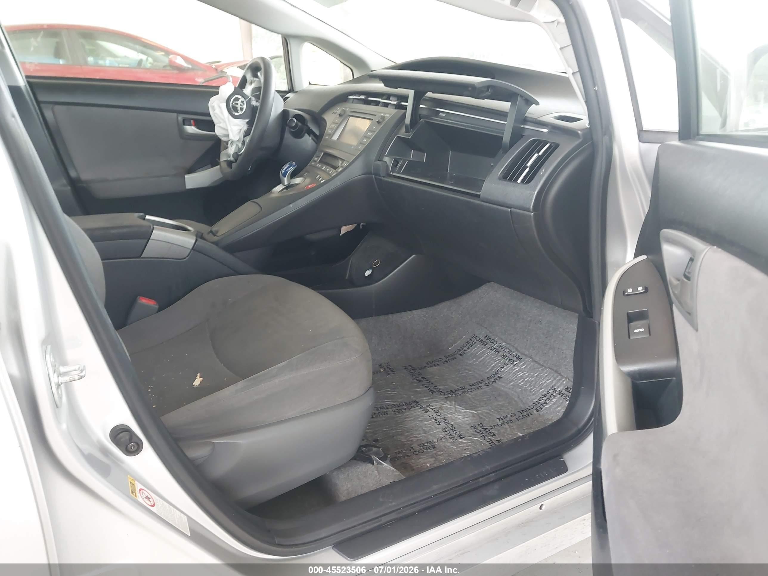 2015 Toyota Prius Two Серебряный vin: JTDKN3DU0F1947423