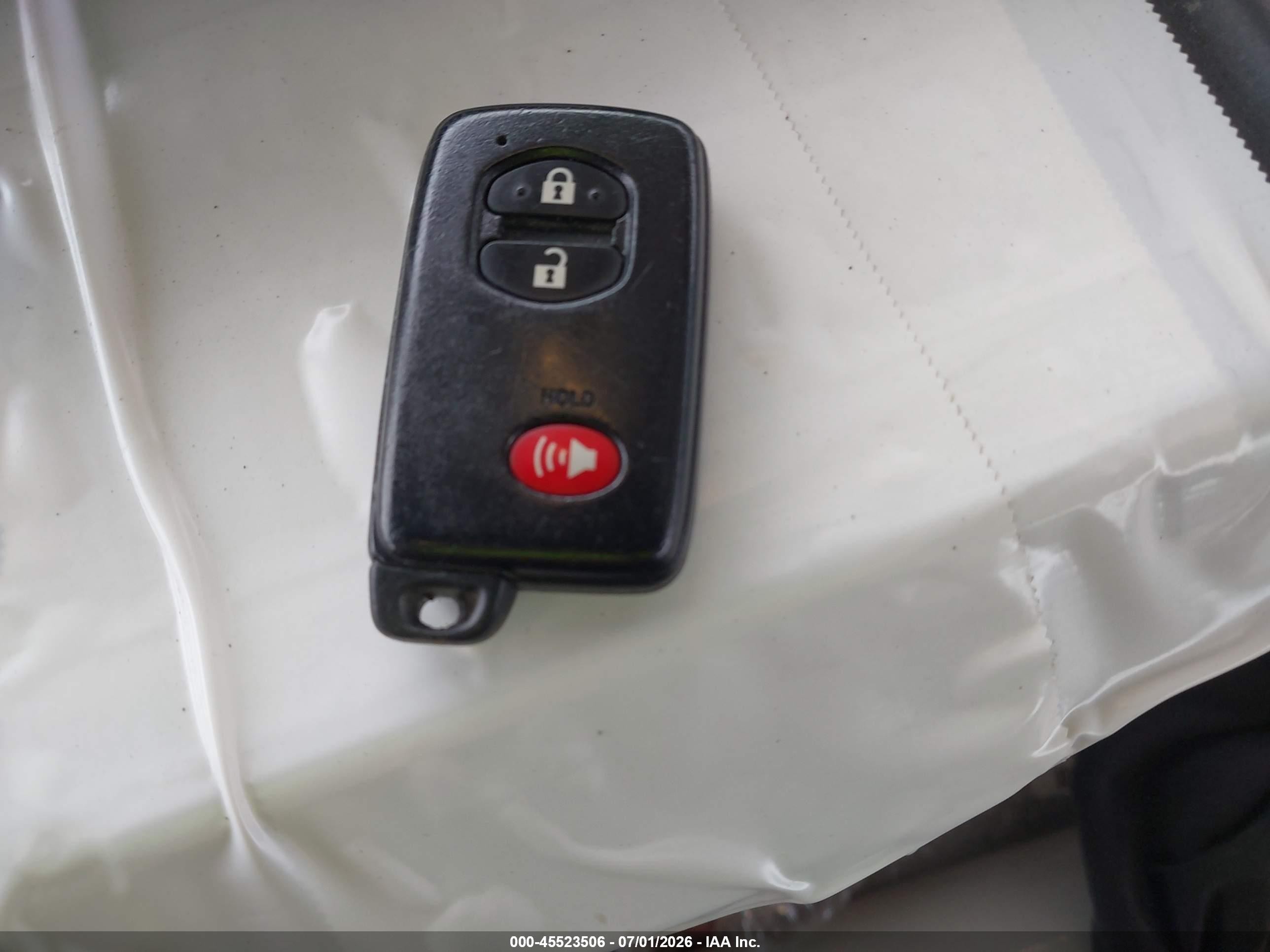 2015 Toyota Prius Two Серебряный vin: JTDKN3DU0F1947423