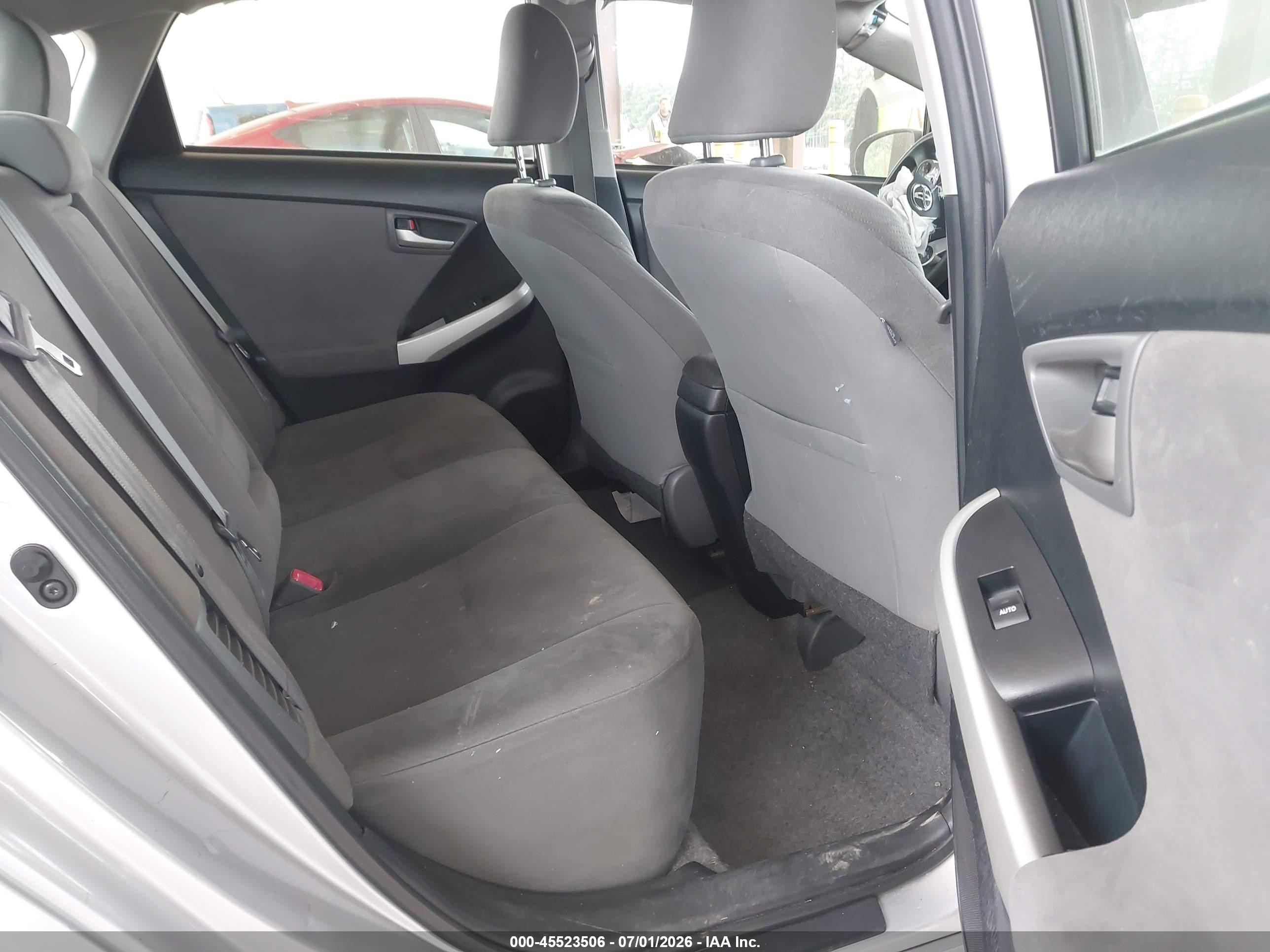 2015 Toyota Prius Two Серебряный vin: JTDKN3DU0F1947423