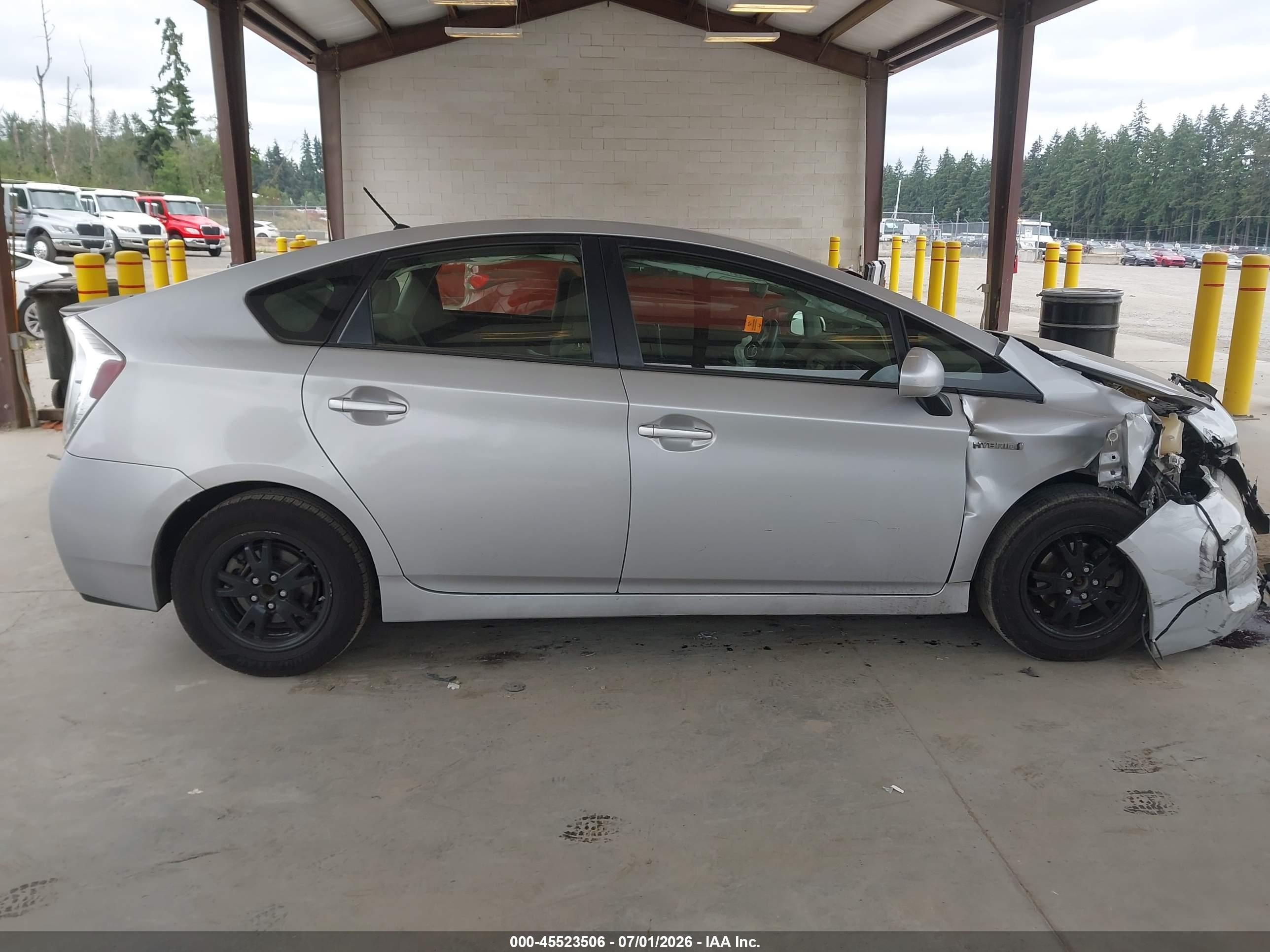 2015 Toyota Prius Two Серебряный vin: JTDKN3DU0F1947423